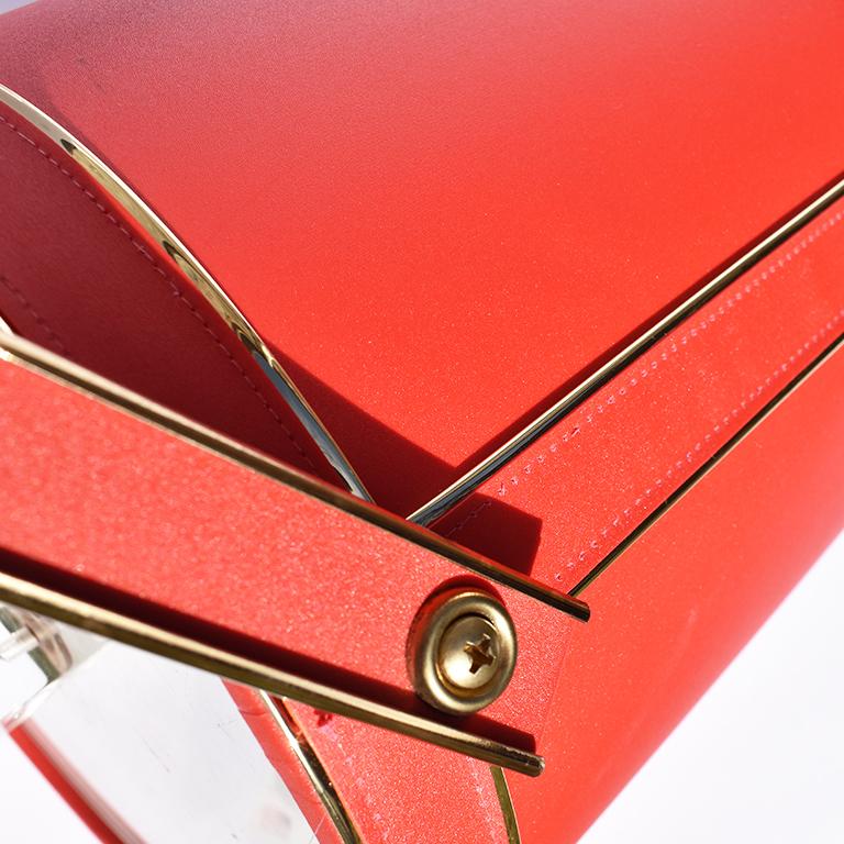 Seau à glace rouge rond de style moderne du milieu du siècle, avec poignée, couvercle en acrylique et détails en laiton.

D'un rouge éclatant, avec des lignes épurées, des accents en laiton sur les côtés et la poignée, ce seau est indispensable à