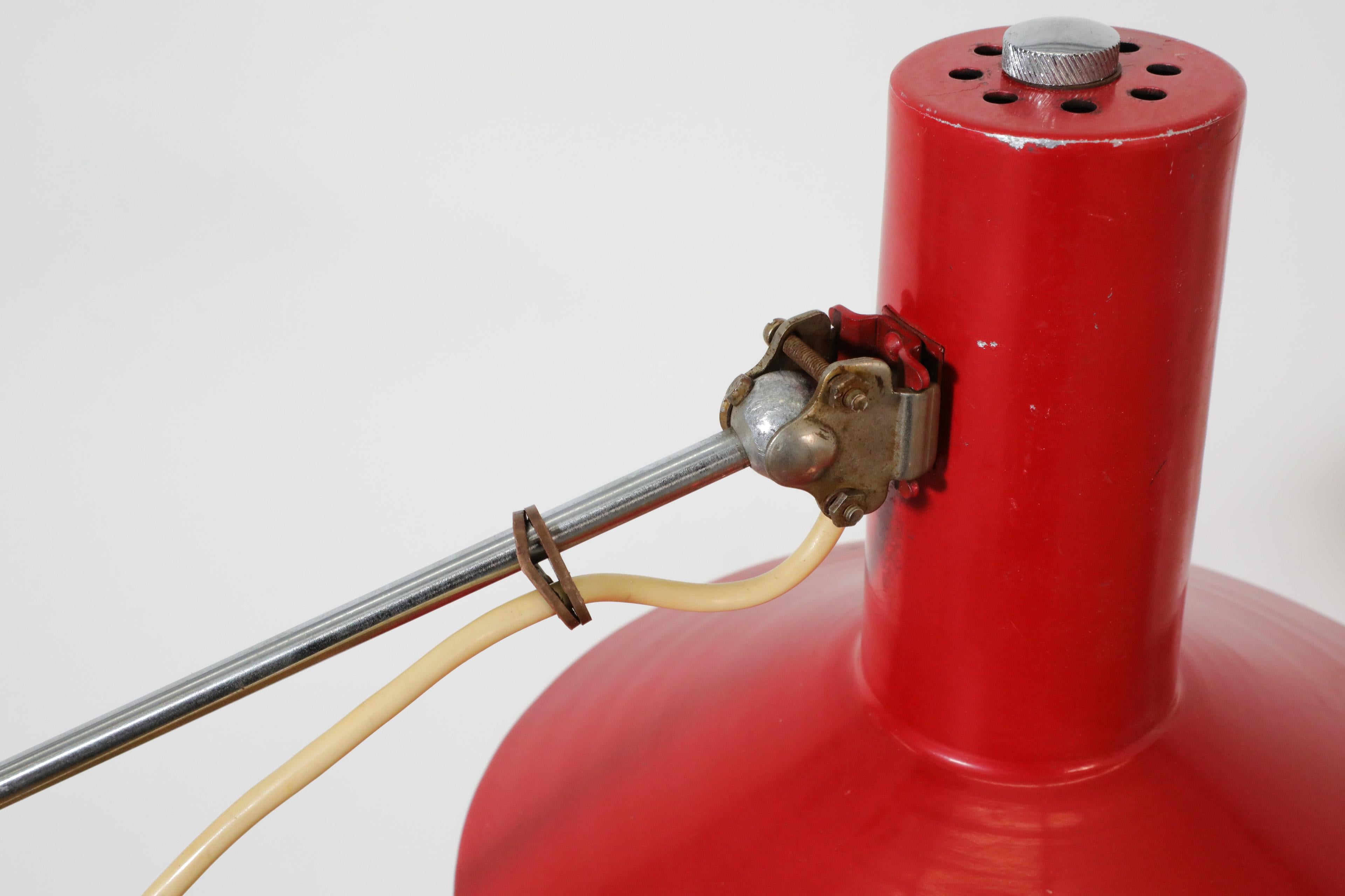 Lampe industrielle rouge du milieu du siècle sur lampe de fabrication en vente 12