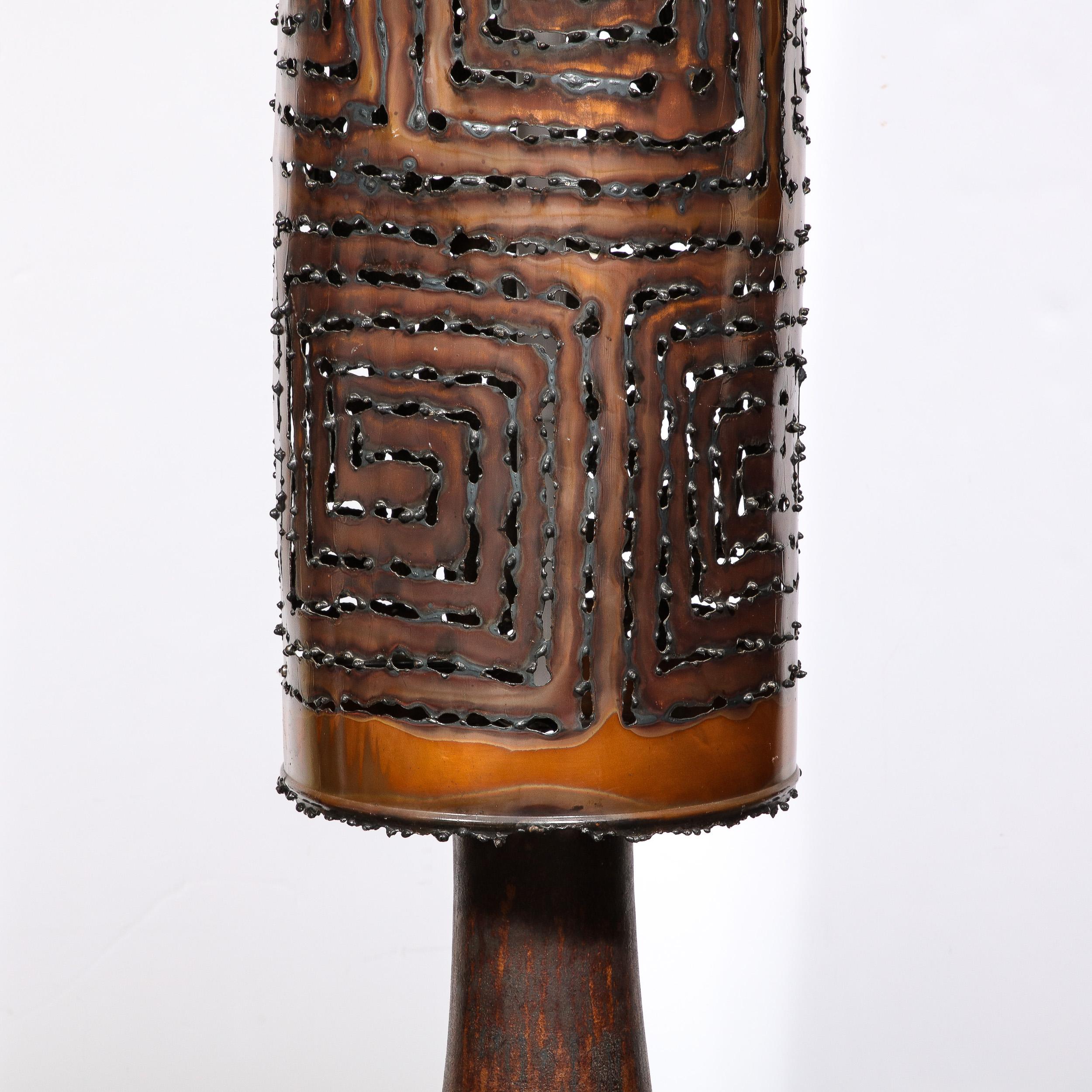 Français Lampe du milieu du siècle en acier rouge émaillé et oxyde et graphite trempé avec abat-jour en cuivre soudé