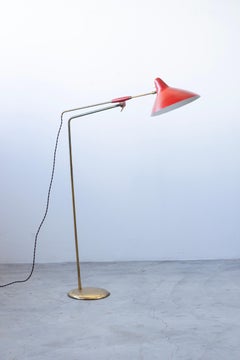Lampada da terra in lacca rossa e ottone della metà del secolo, di Svend Aage Holm Sørensen, anni '50