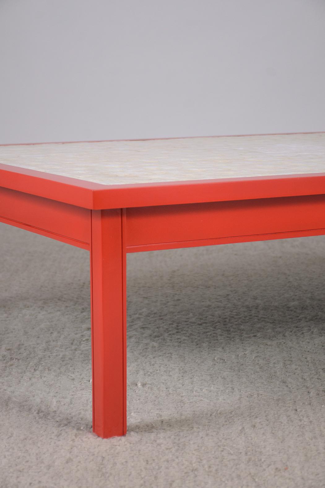 Table basse rouge vibrante mi-siècle moderne avec placage en nacre Bon état - En vente à Los Angeles, CA