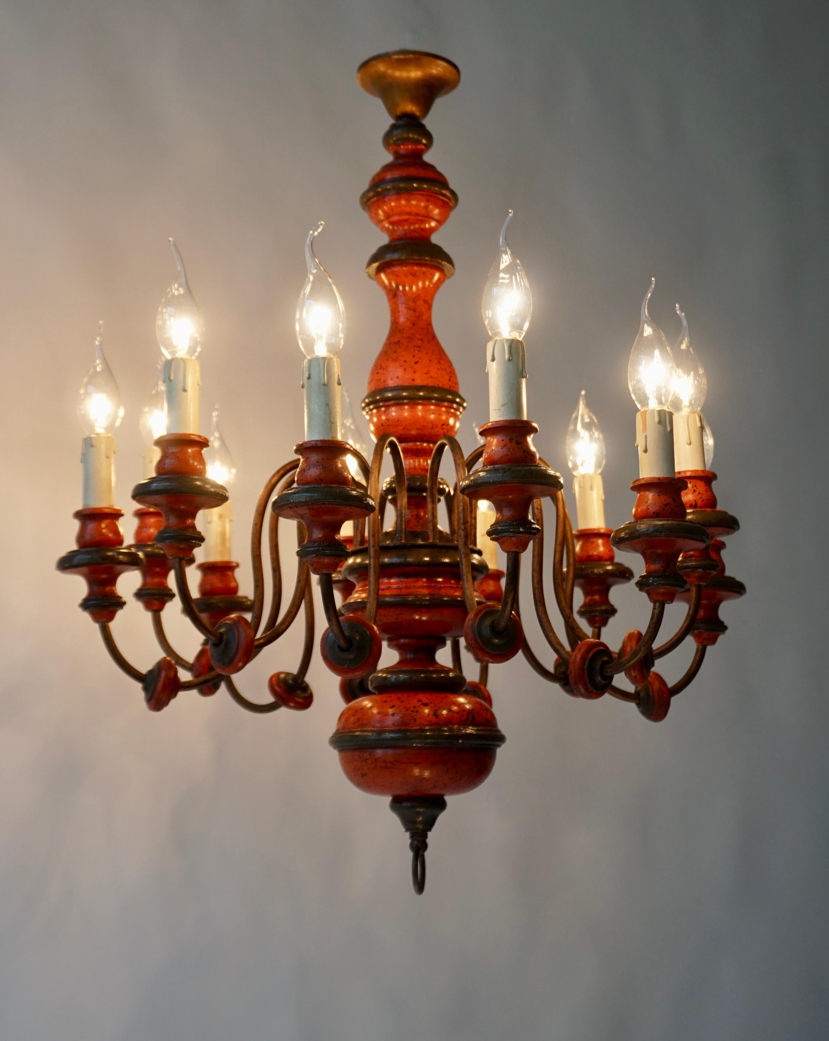 Hollywood Regency Lampadario a 12 luci in legno laccato rosso di metà secolo in vendita