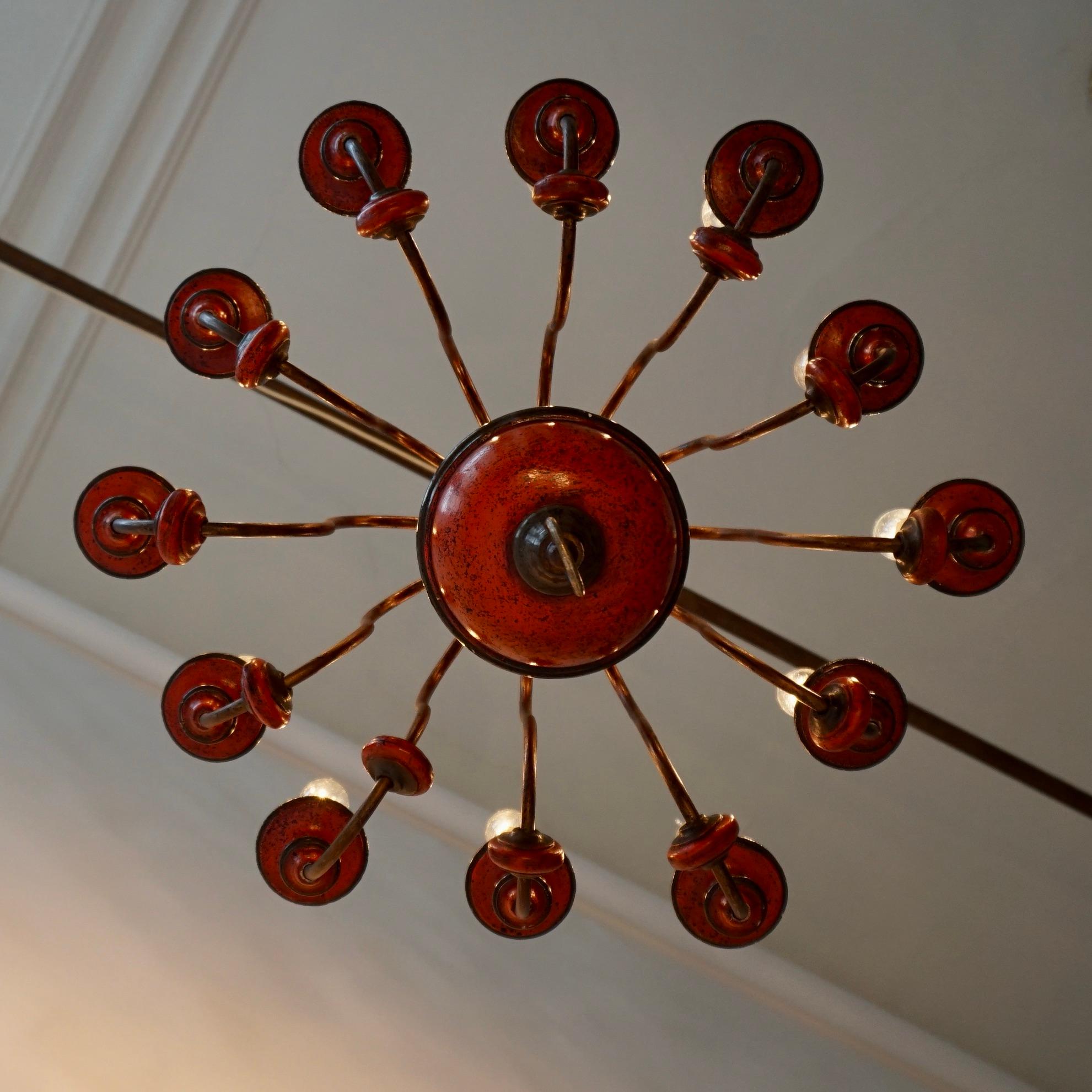 Italiano Lampadario a 12 luci in legno laccato rosso di metà secolo in vendita