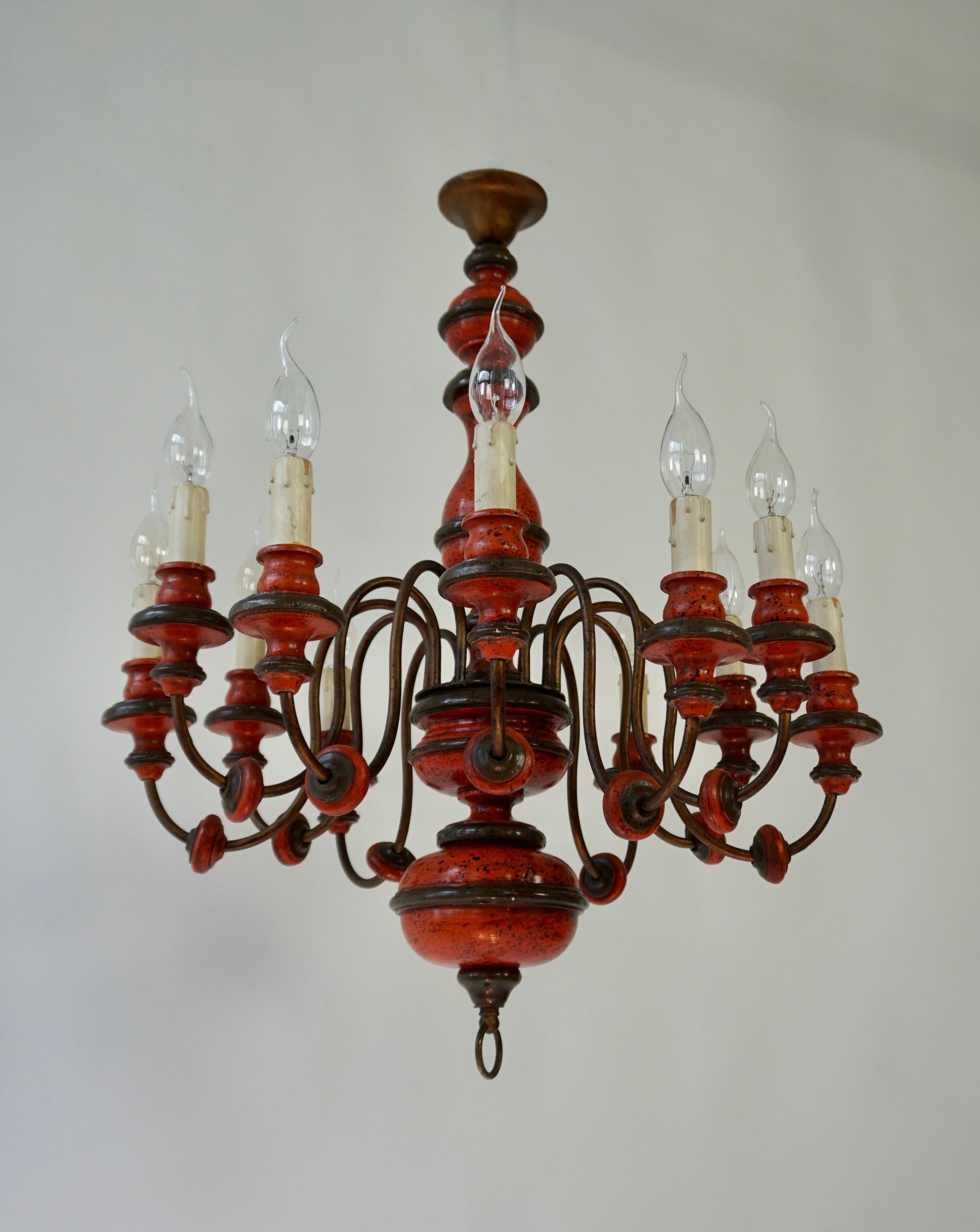 XX secolo Lampadario a 12 luci in legno laccato rosso di metà secolo in vendita