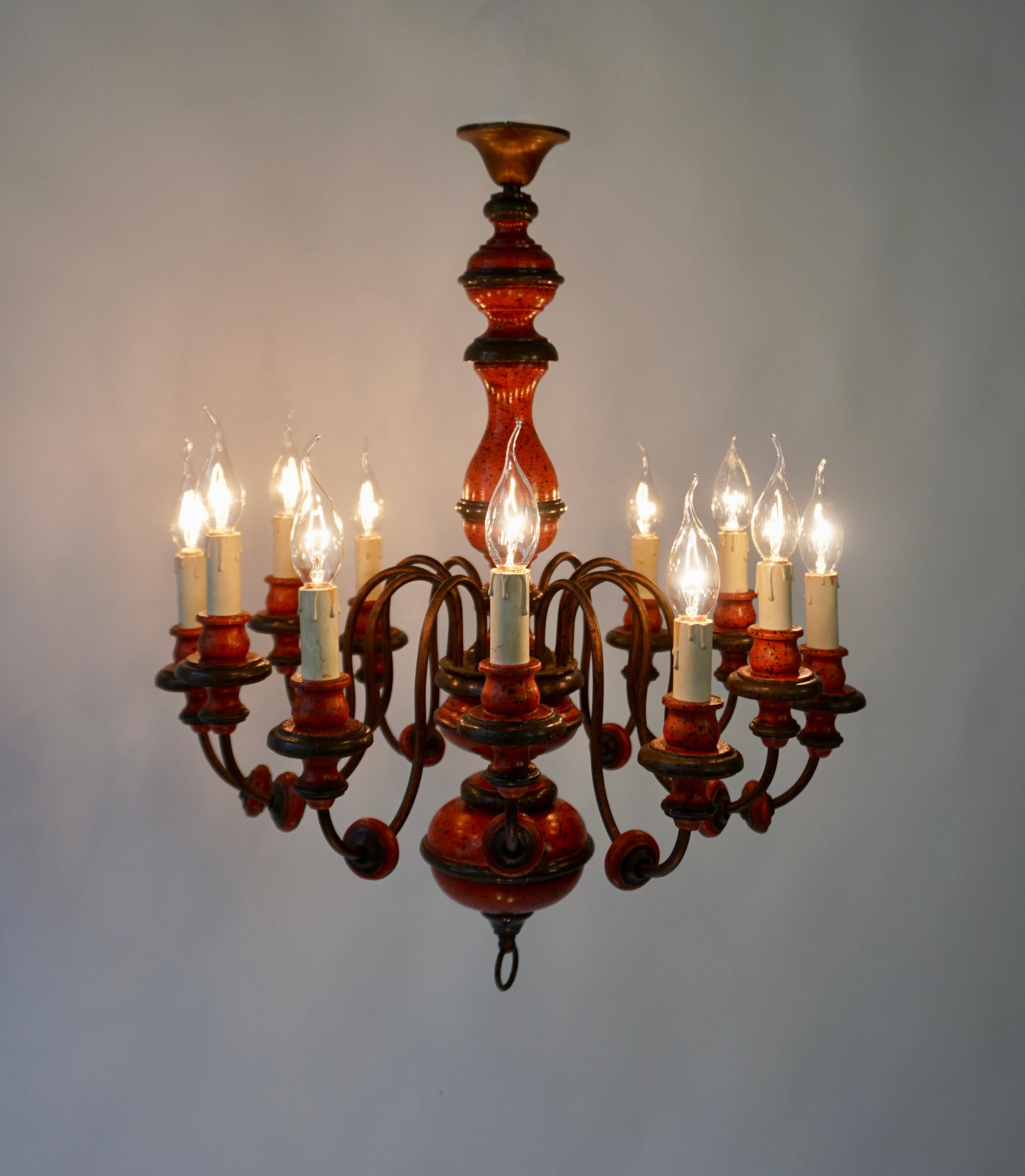 Metallo Lampadario a 12 luci in legno laccato rosso di metà secolo in vendita