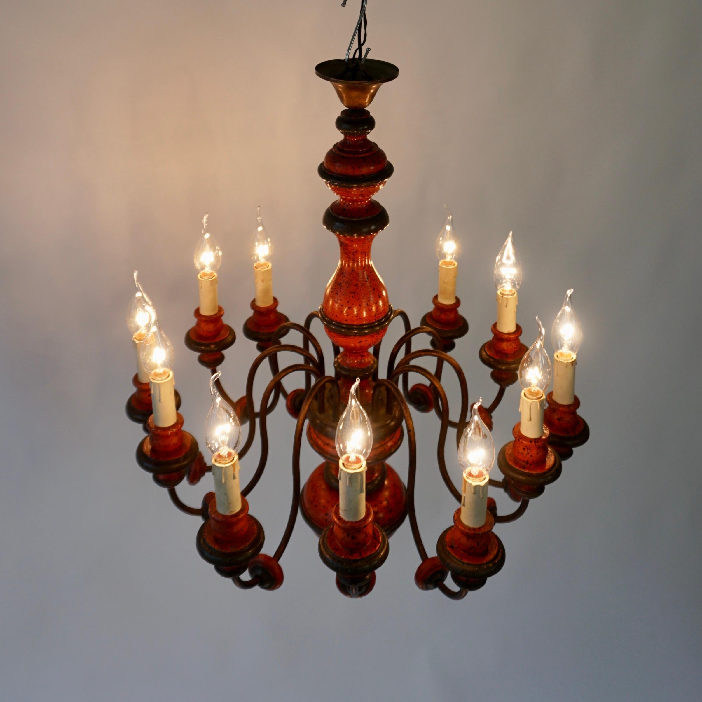 Lampadario a 12 luci in legno laccato rosso di metà secolo in vendita 1