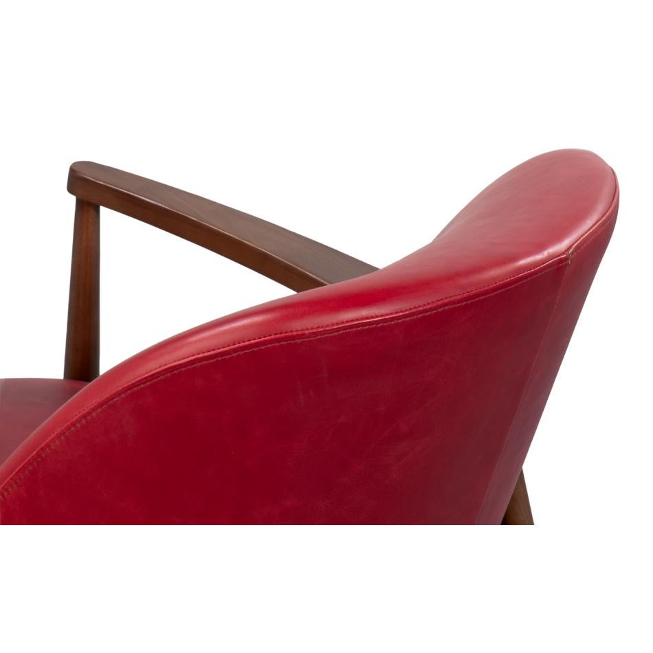 Chaise à bras en cuir rouge du milieu du siècle en vente 1
