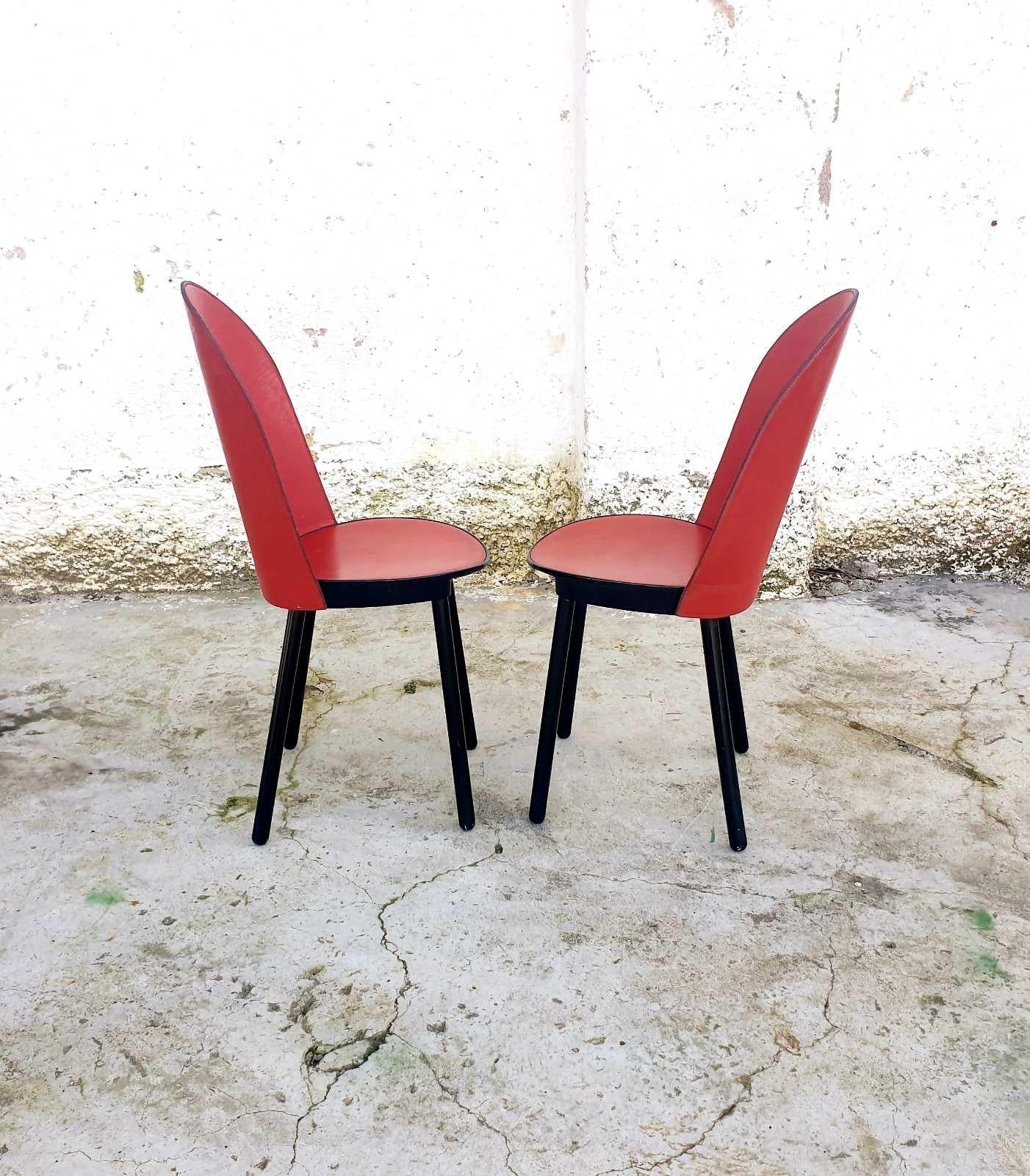Paire de chaises de salle à manger en cuir rouge du milieu du siècle, Zanotta, Italie années 80 en vente 5