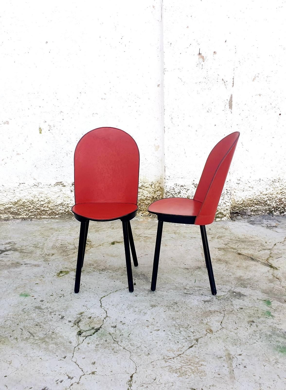 italien Paire de chaises de salle à manger en cuir rouge du milieu du siècle, Zanotta, Italie années 80 en vente