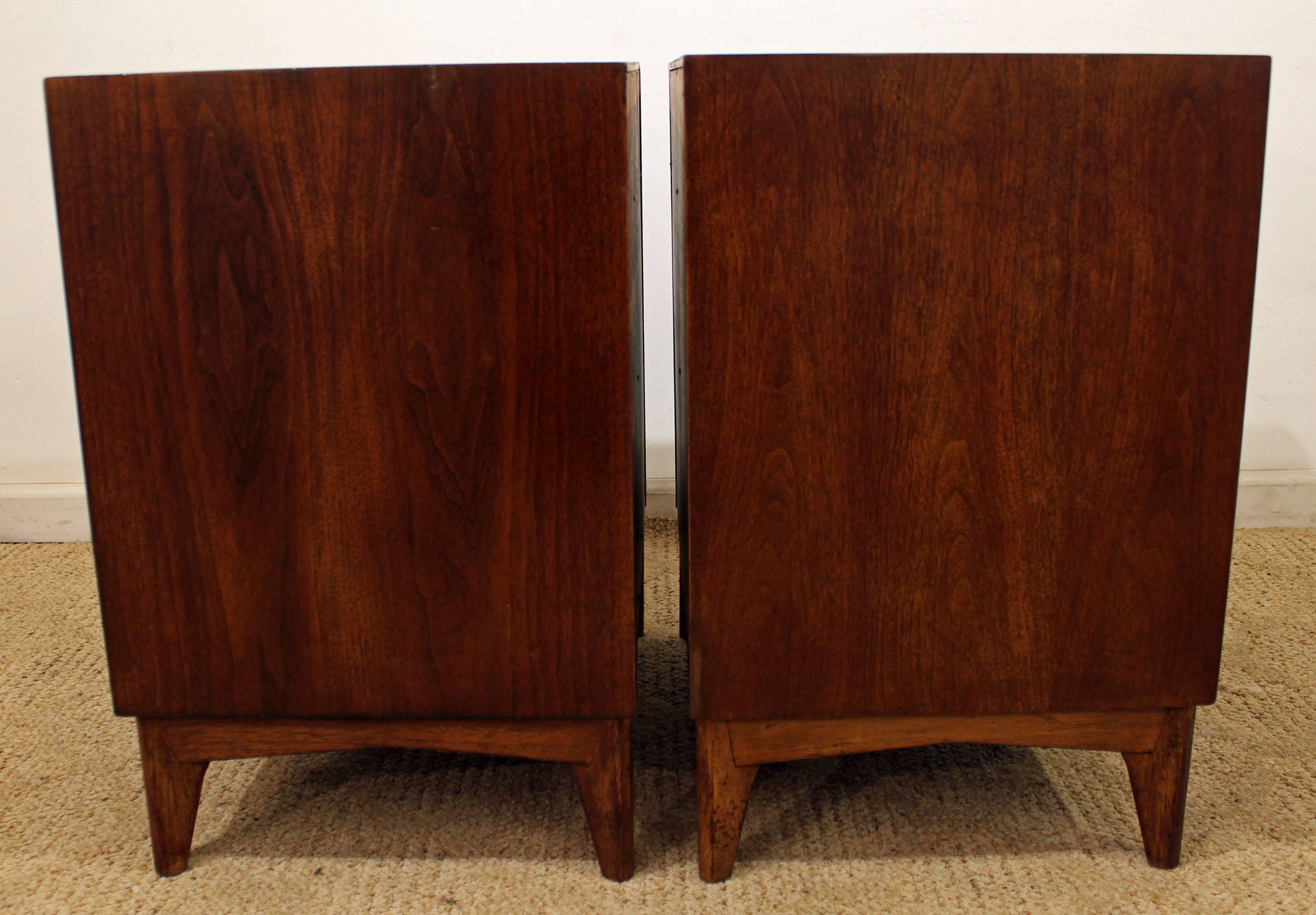 Mid-Century Modern Tables de chevet Midcentury Red Lion Furniture Parquet Front
