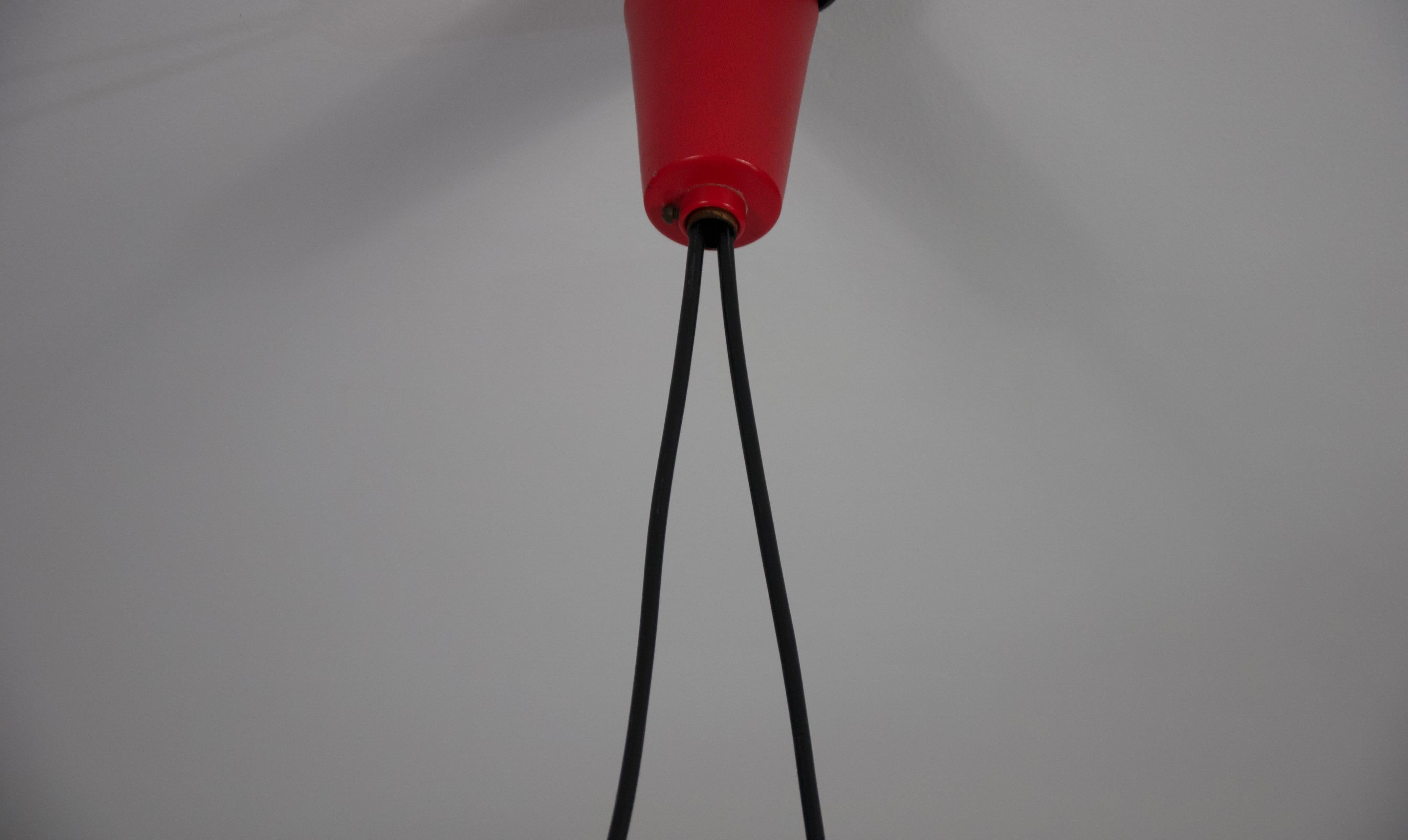 Lampada da soffitto di metà secolo in metallo rosso e vetro opalino, Italia, anni '60 in vendita 2