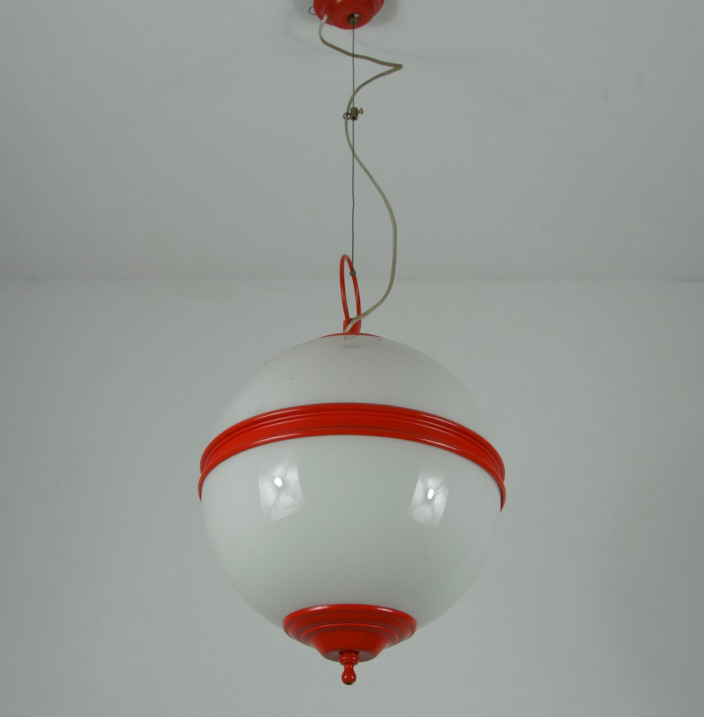 Lampada da soffitto di metà secolo in metallo rosso e vetro opalino, Italia, anni '60 in vendita 3