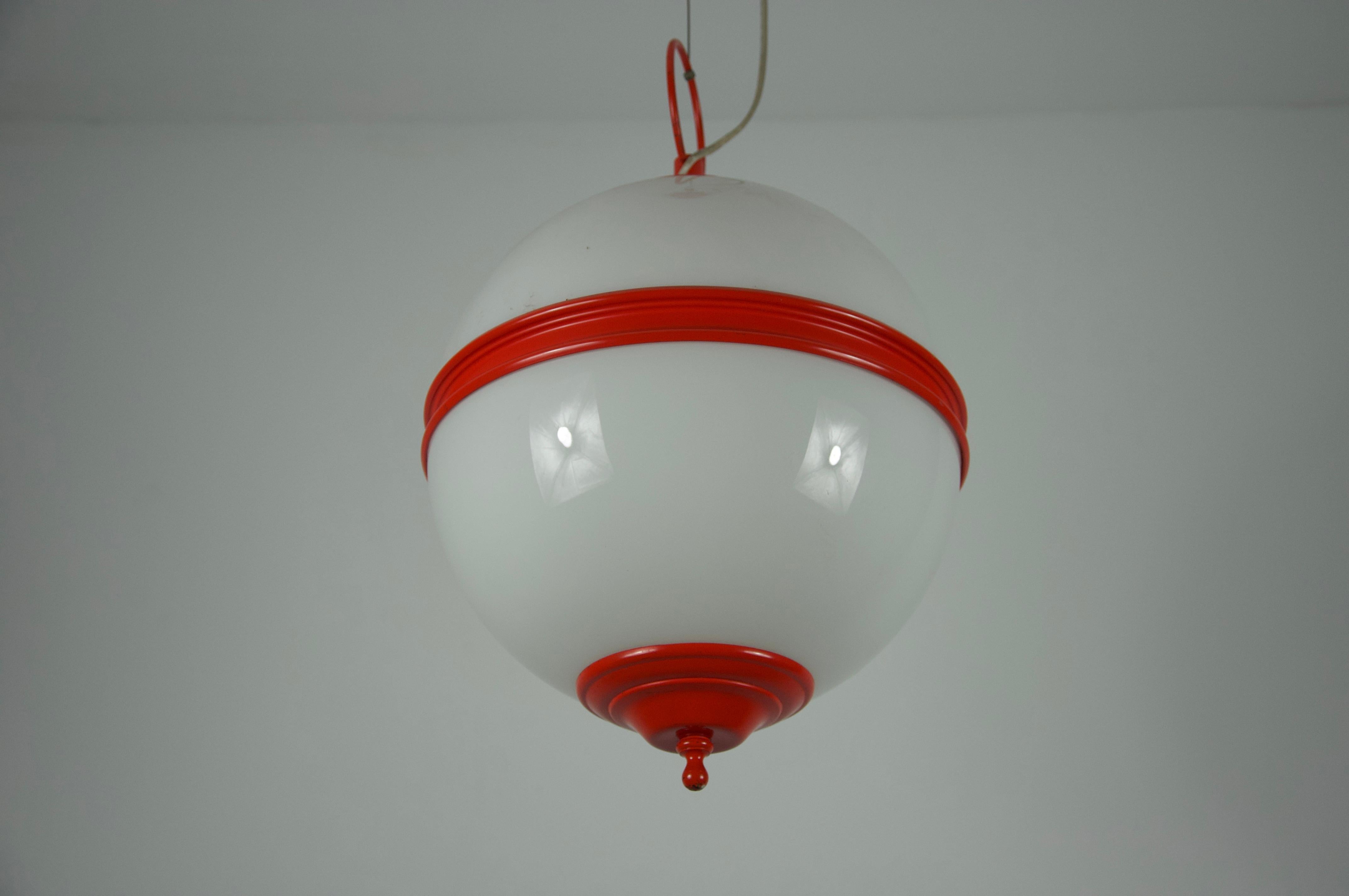Lampada da soffitto di metà secolo in metallo rosso e vetro opalino, Italia, anni '60 in vendita 4