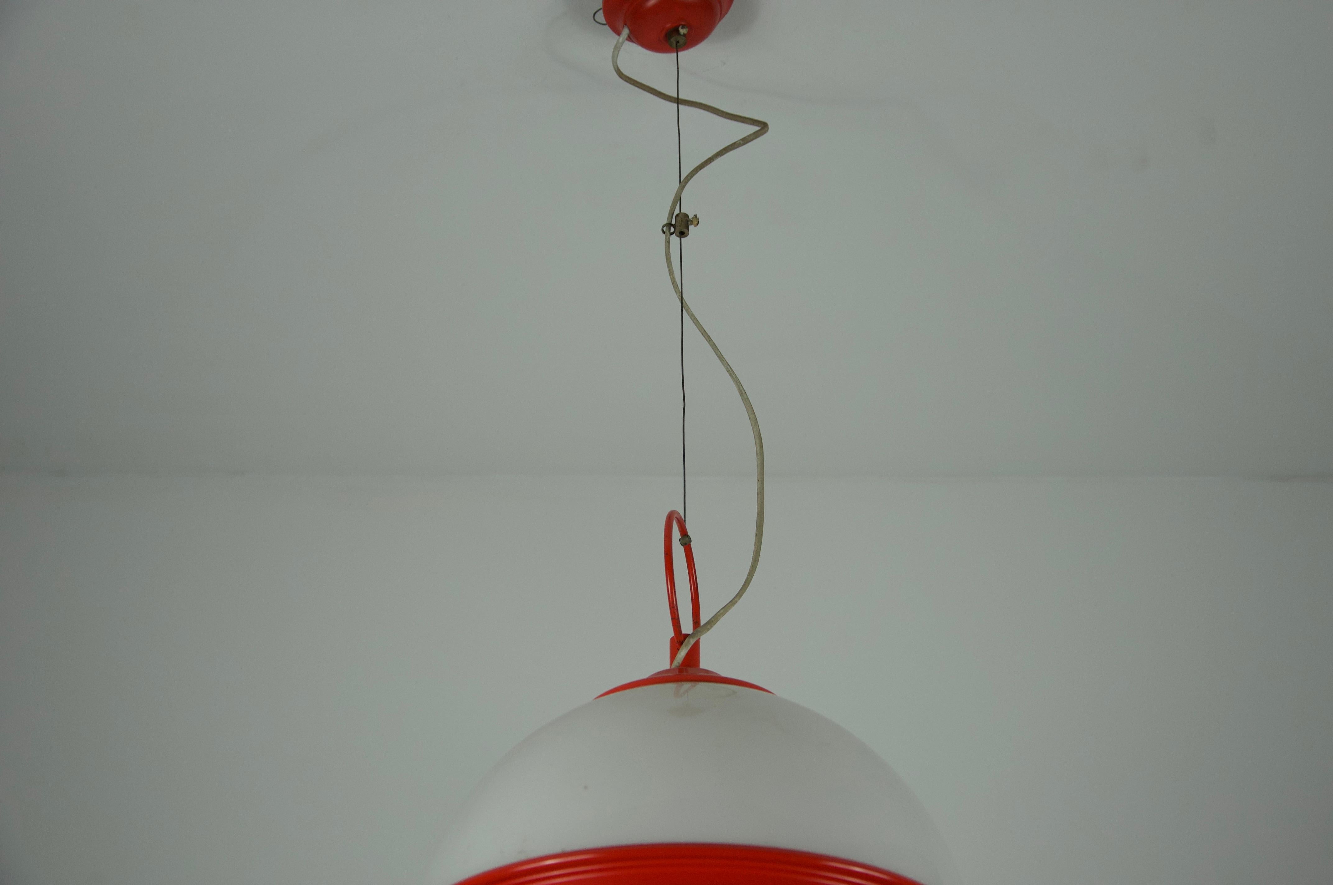 Lampada da soffitto di metà secolo in metallo rosso e vetro opalino, Italia, anni '60 in vendita 5