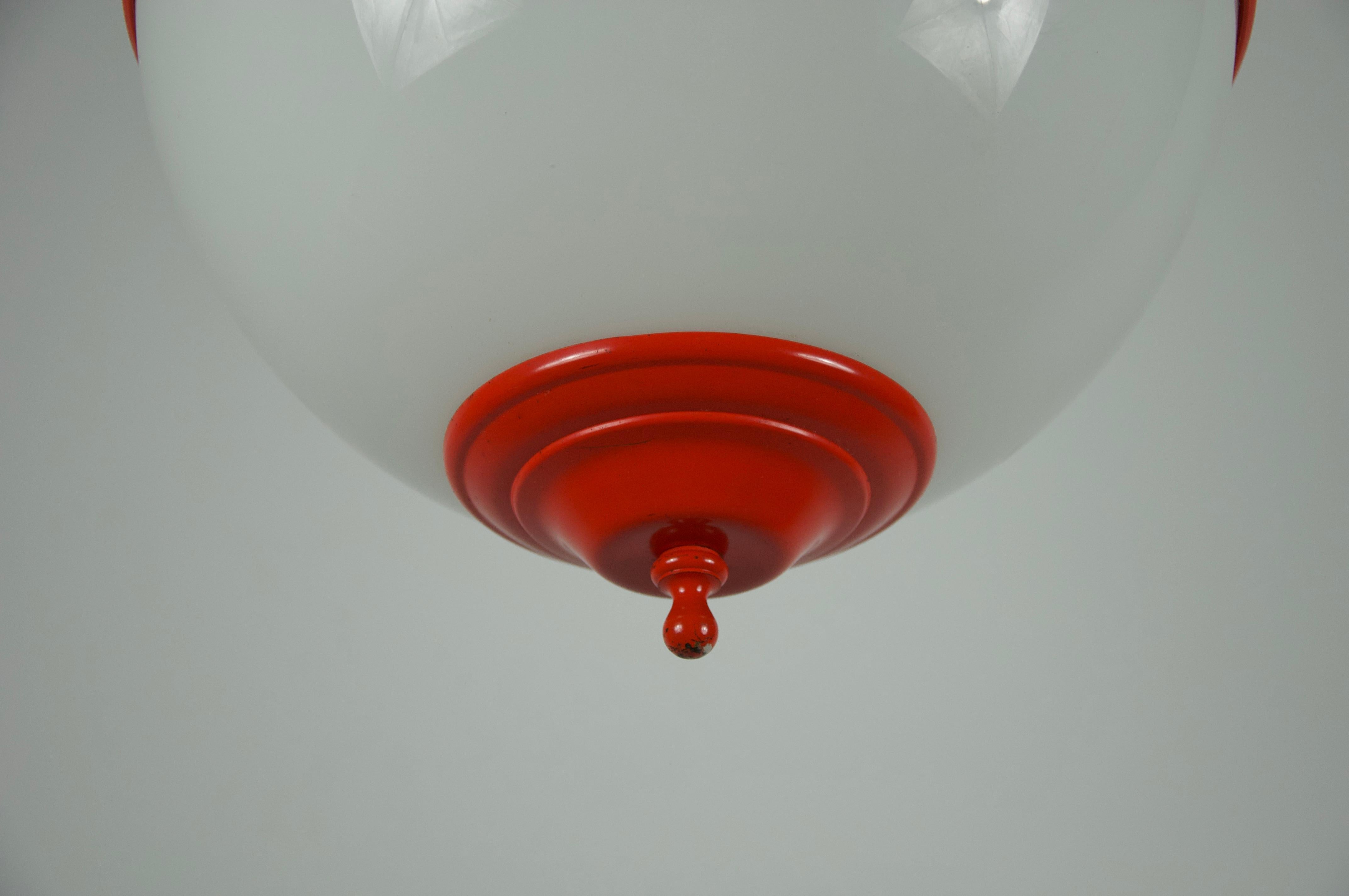Lampada da soffitto di metà secolo in metallo rosso e vetro opalino, Italia, anni '60 in vendita 6
