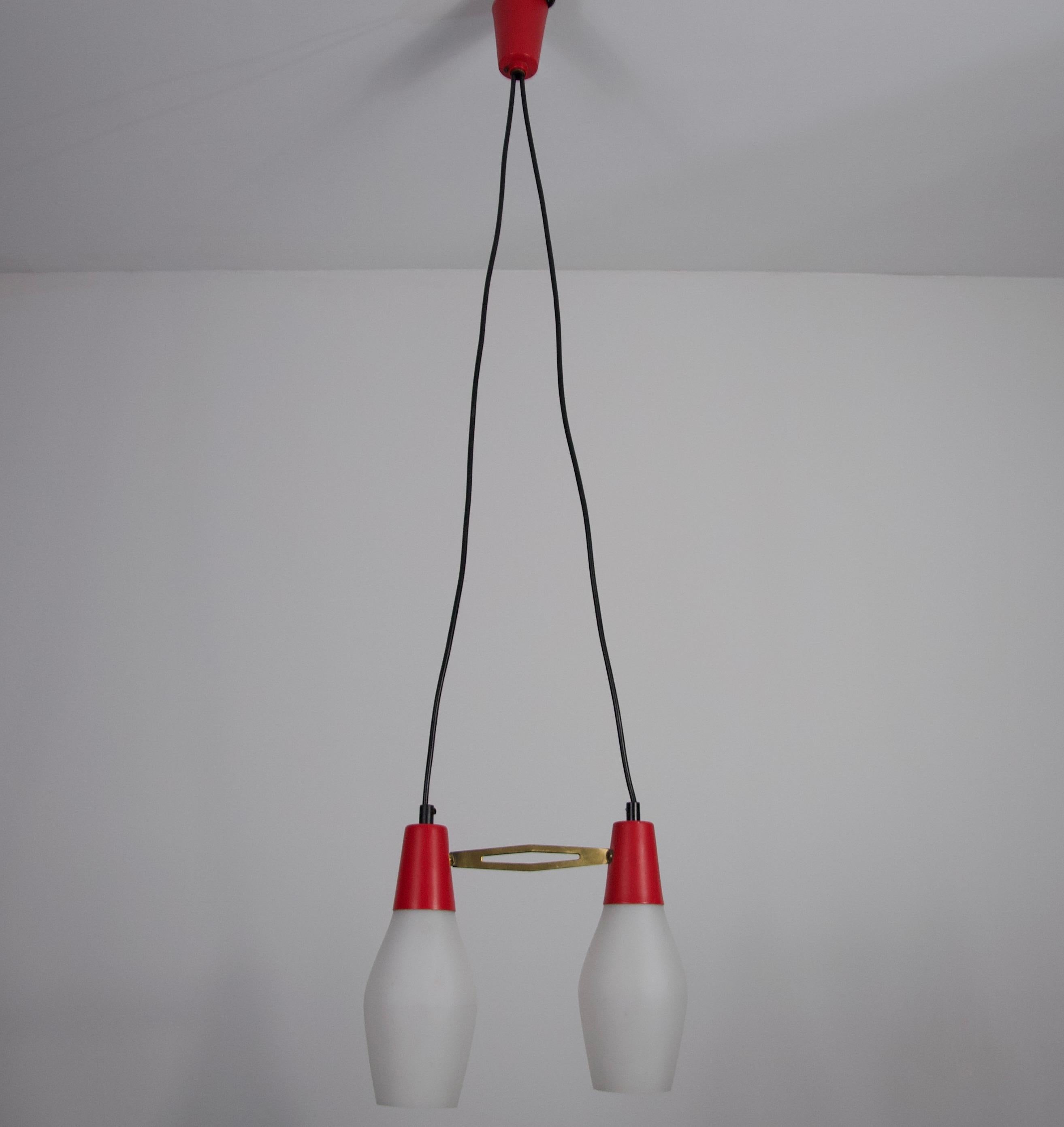 Questa splendida lampada a sospensione, progettata negli anni '60, è un notevole esempio di design italiano della metà del secolo scorso. Realizzato in metallo di alta qualità e vetro opalino, bilancia perfettamente eleganza e funzionalità.

La