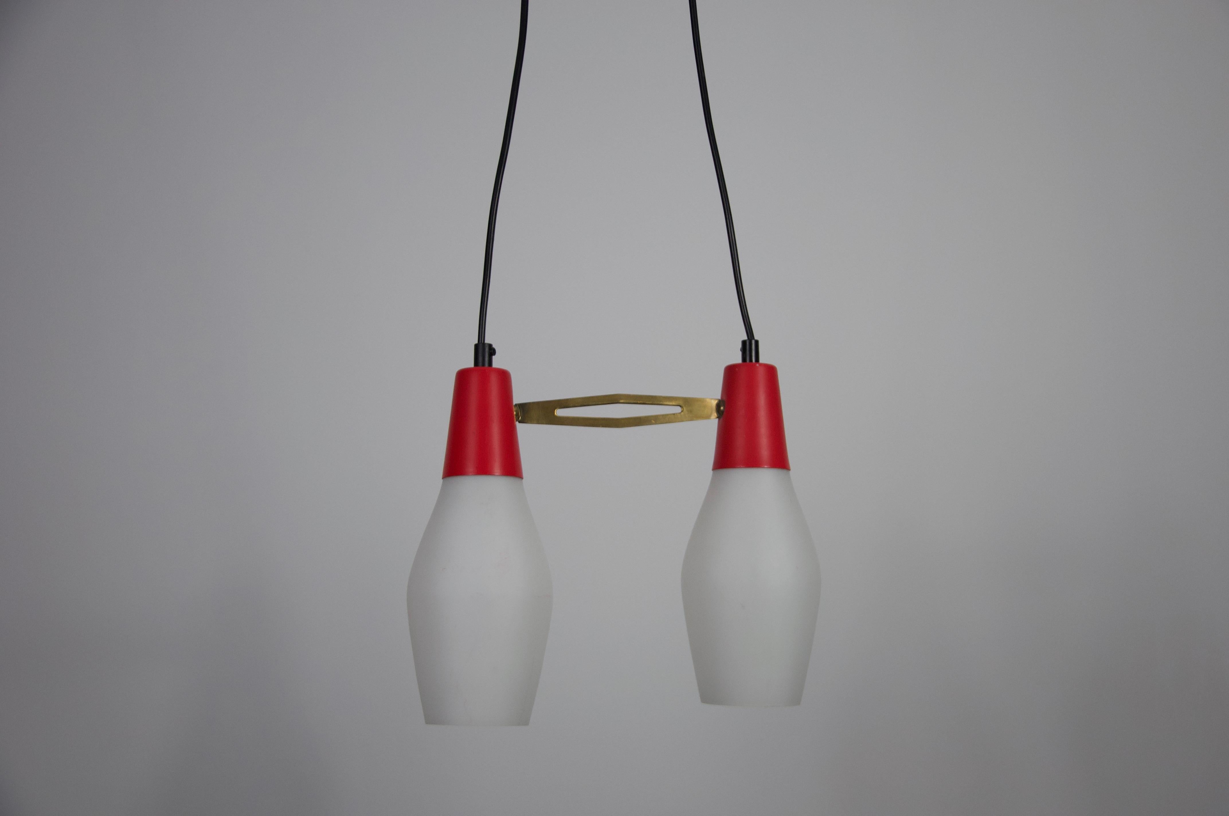 Mid-Century moderno Lampada da soffitto di metà secolo in metallo rosso e vetro opalino, Italia, anni '60 in vendita