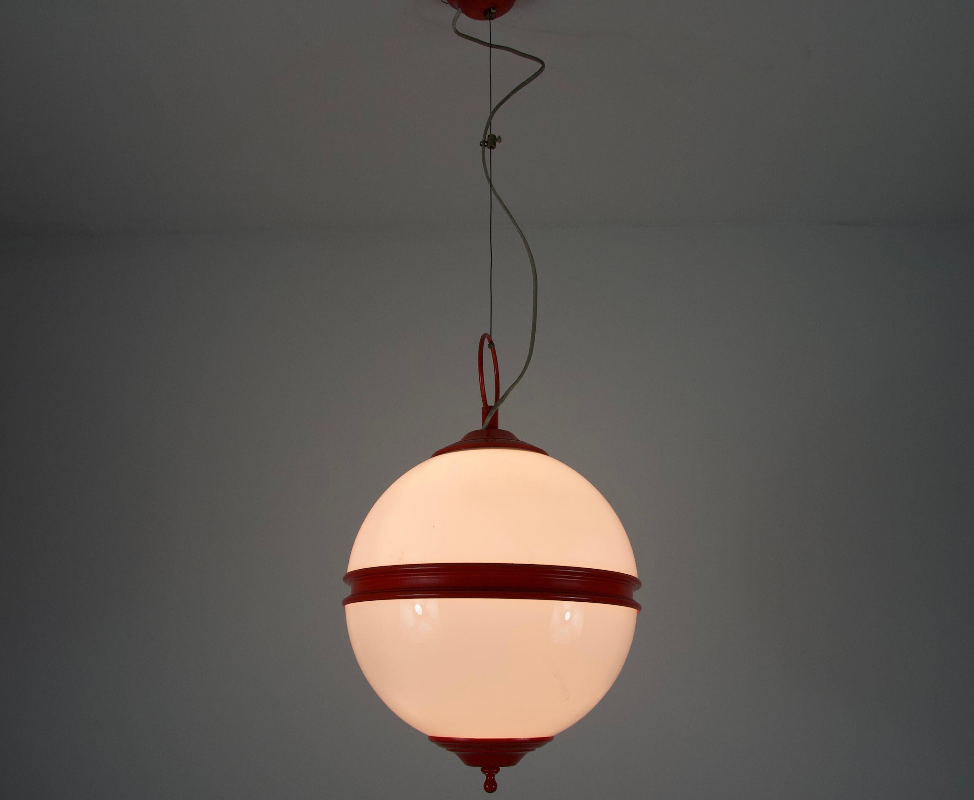 Mid-Century moderno Lampada da soffitto di metà secolo in metallo rosso e vetro opalino, Italia, anni '60 in vendita