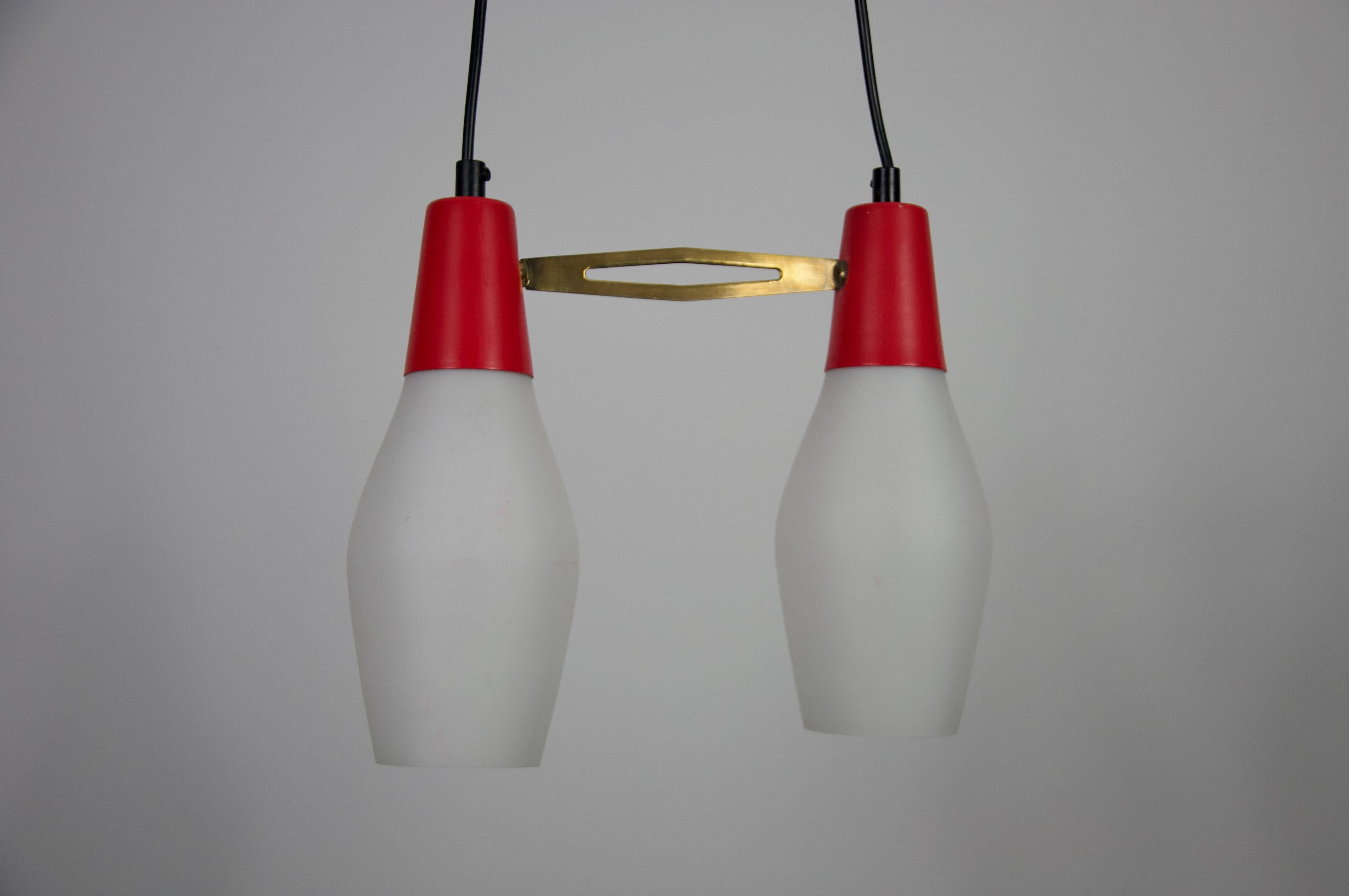Italiano Lampada da soffitto di metà secolo in metallo rosso e vetro opalino, Italia, anni '60 in vendita