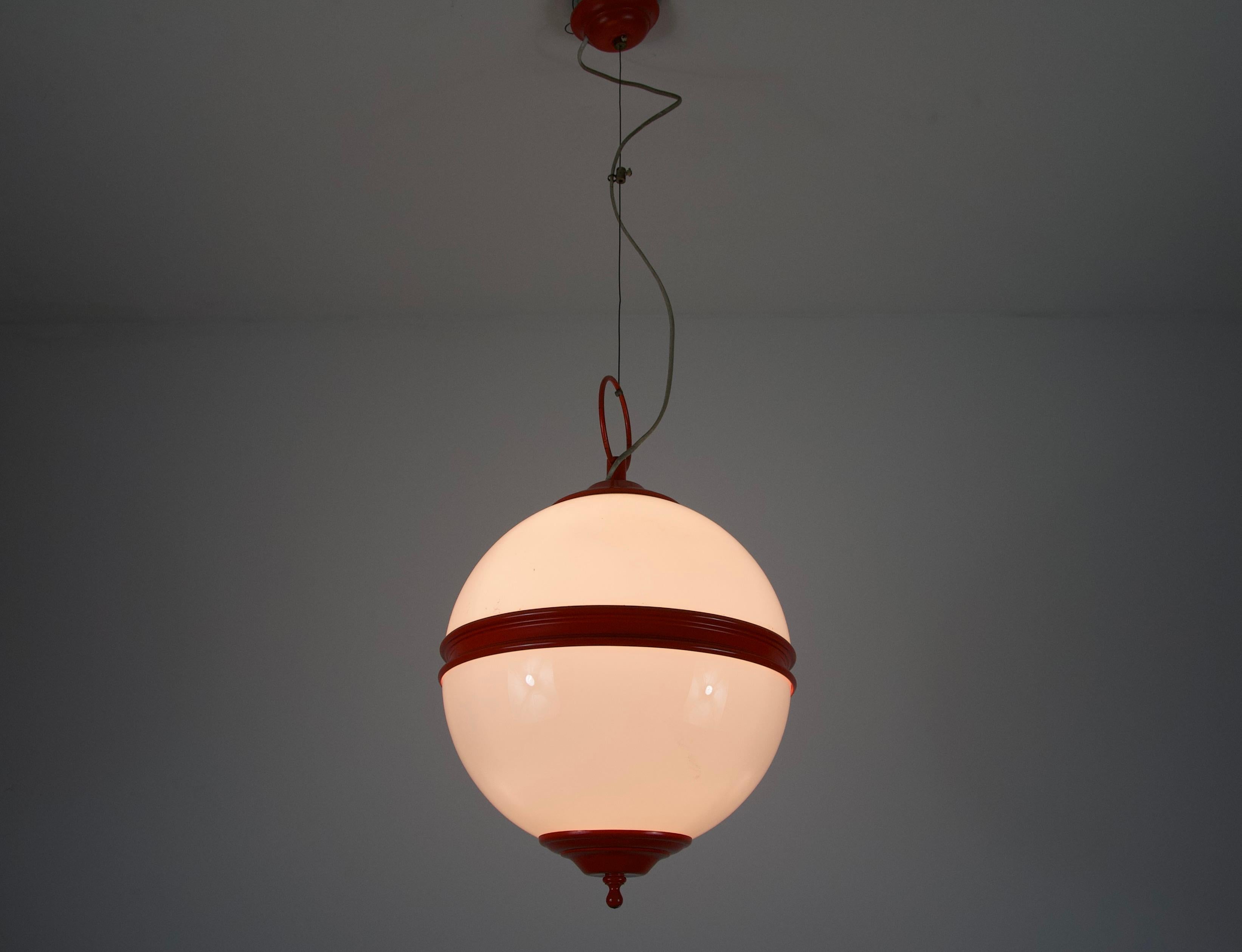 Italiano Lampada da soffitto di metà secolo in metallo rosso e vetro opalino, Italia, anni '60 in vendita