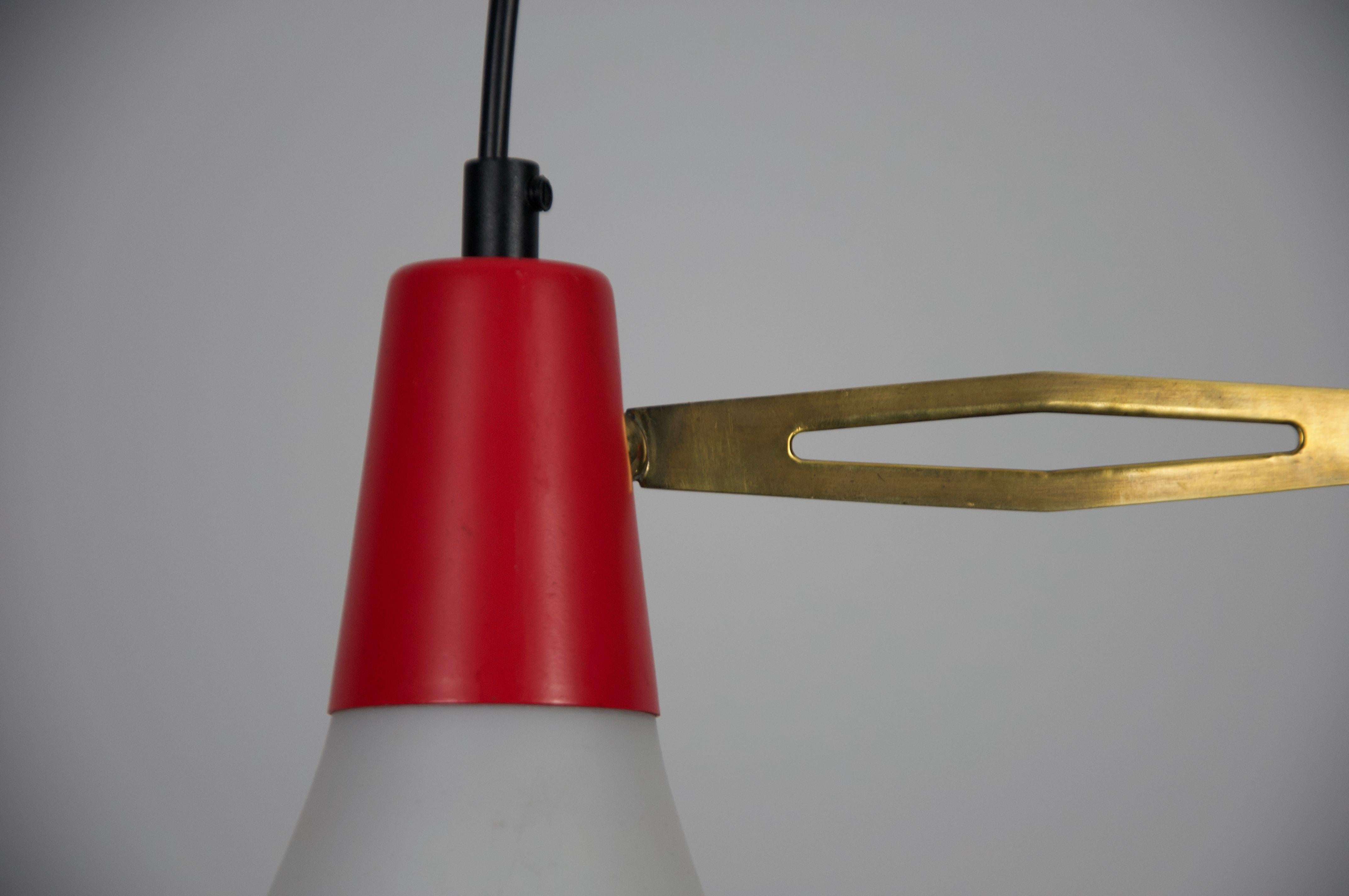Lampada da soffitto di metà secolo in metallo rosso e vetro opalino, Italia, anni '60 In condizioni buone in vendita a Hagenbach, DE