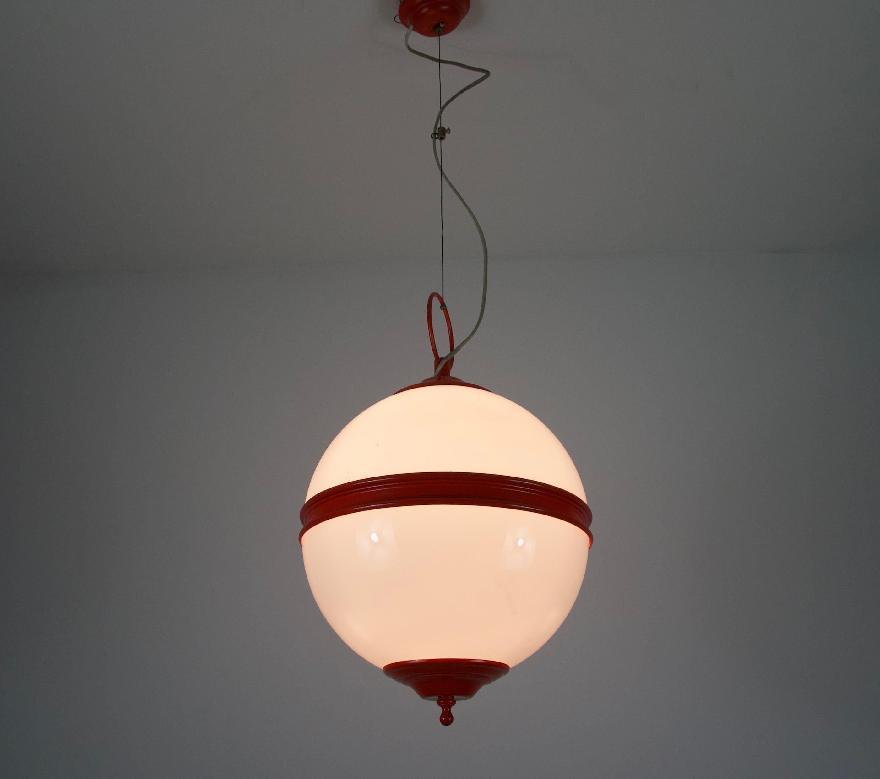 Lampada da soffitto di metà secolo in metallo rosso e vetro opalino, Italia, anni '60 In condizioni buone in vendita a Hagenbach, DE