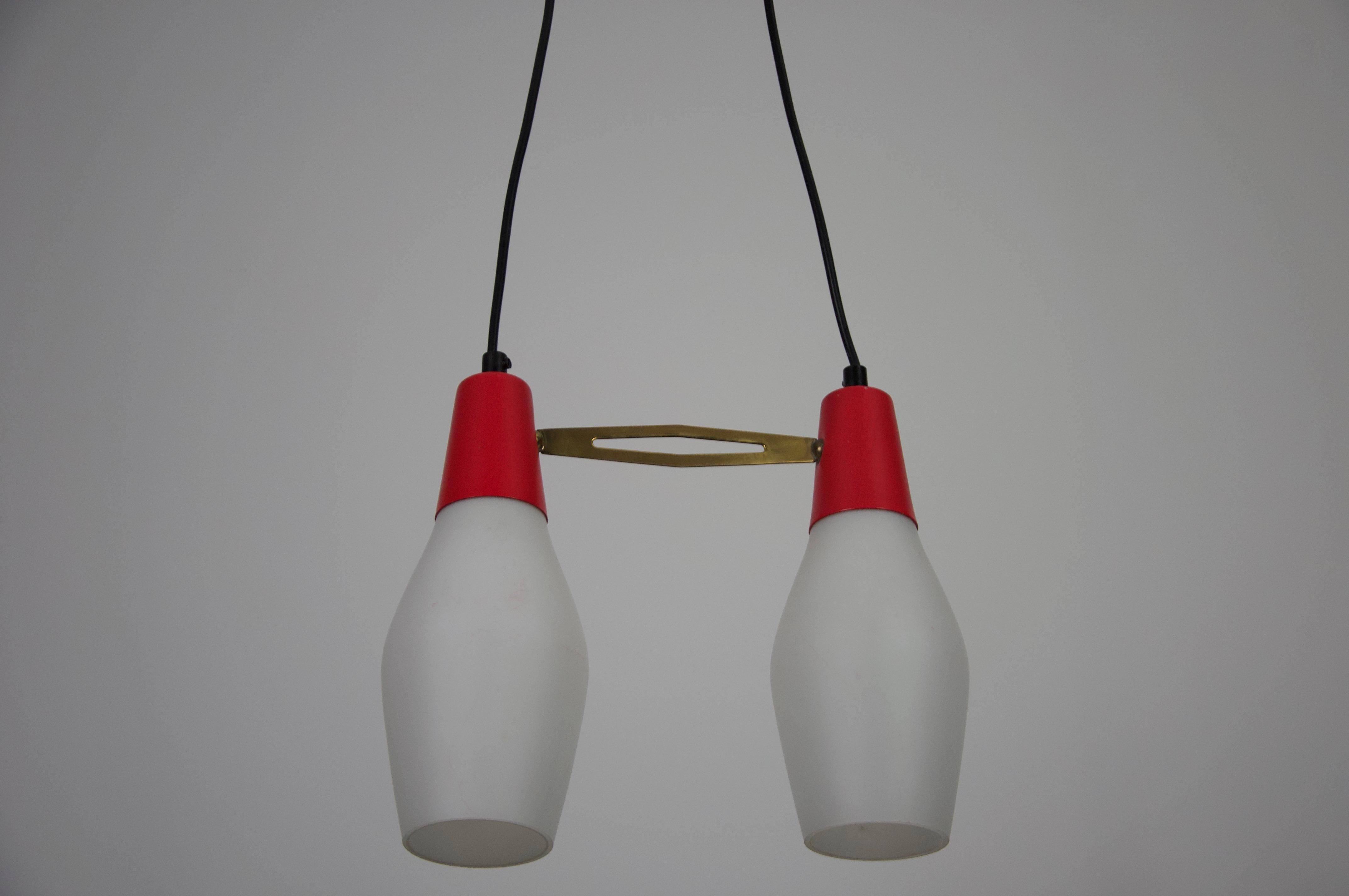 Metà XX secolo Lampada da soffitto di metà secolo in metallo rosso e vetro opalino, Italia, anni '60 in vendita