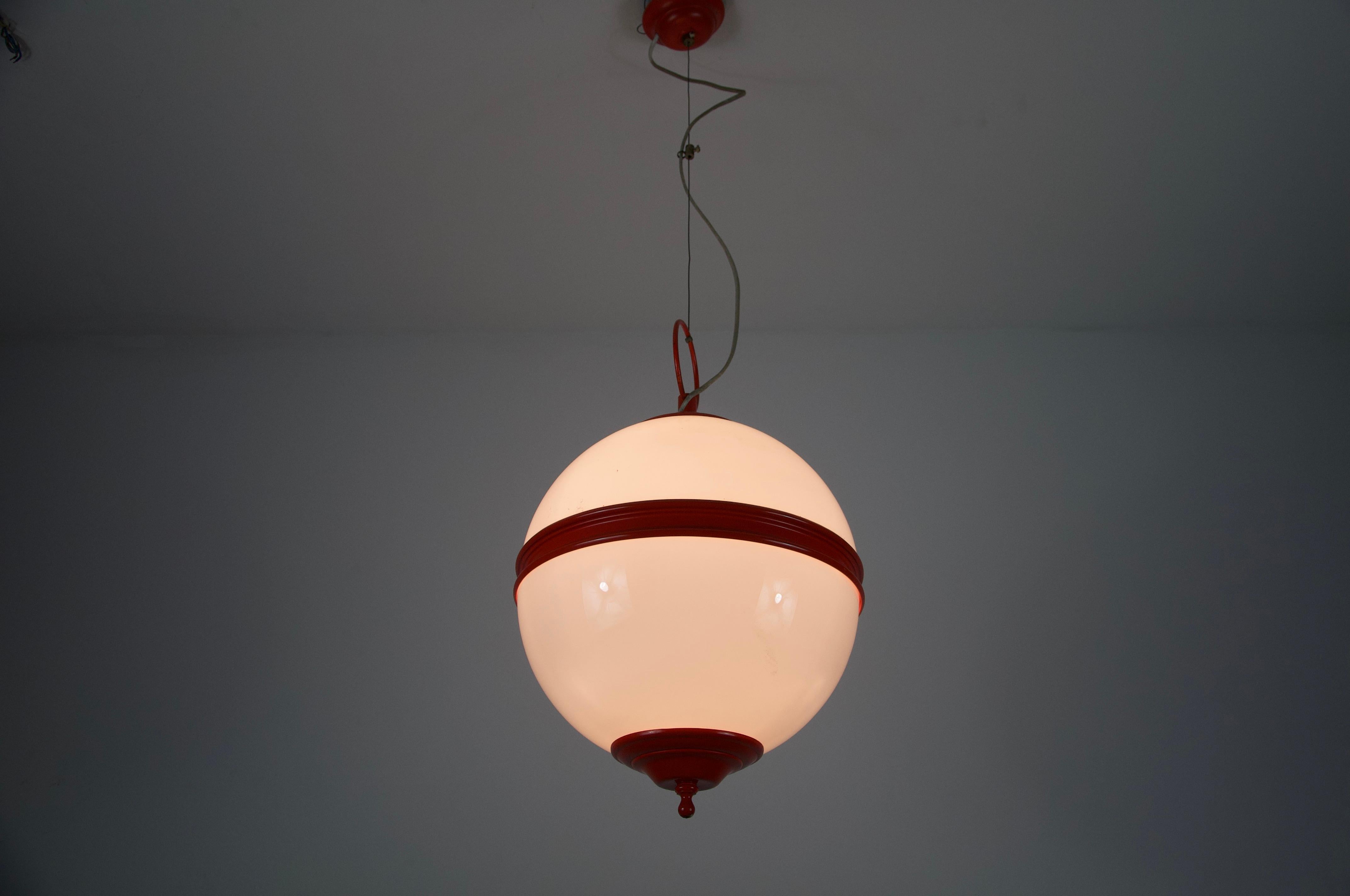 Metà XX secolo Lampada da soffitto di metà secolo in metallo rosso e vetro opalino, Italia, anni '60 in vendita