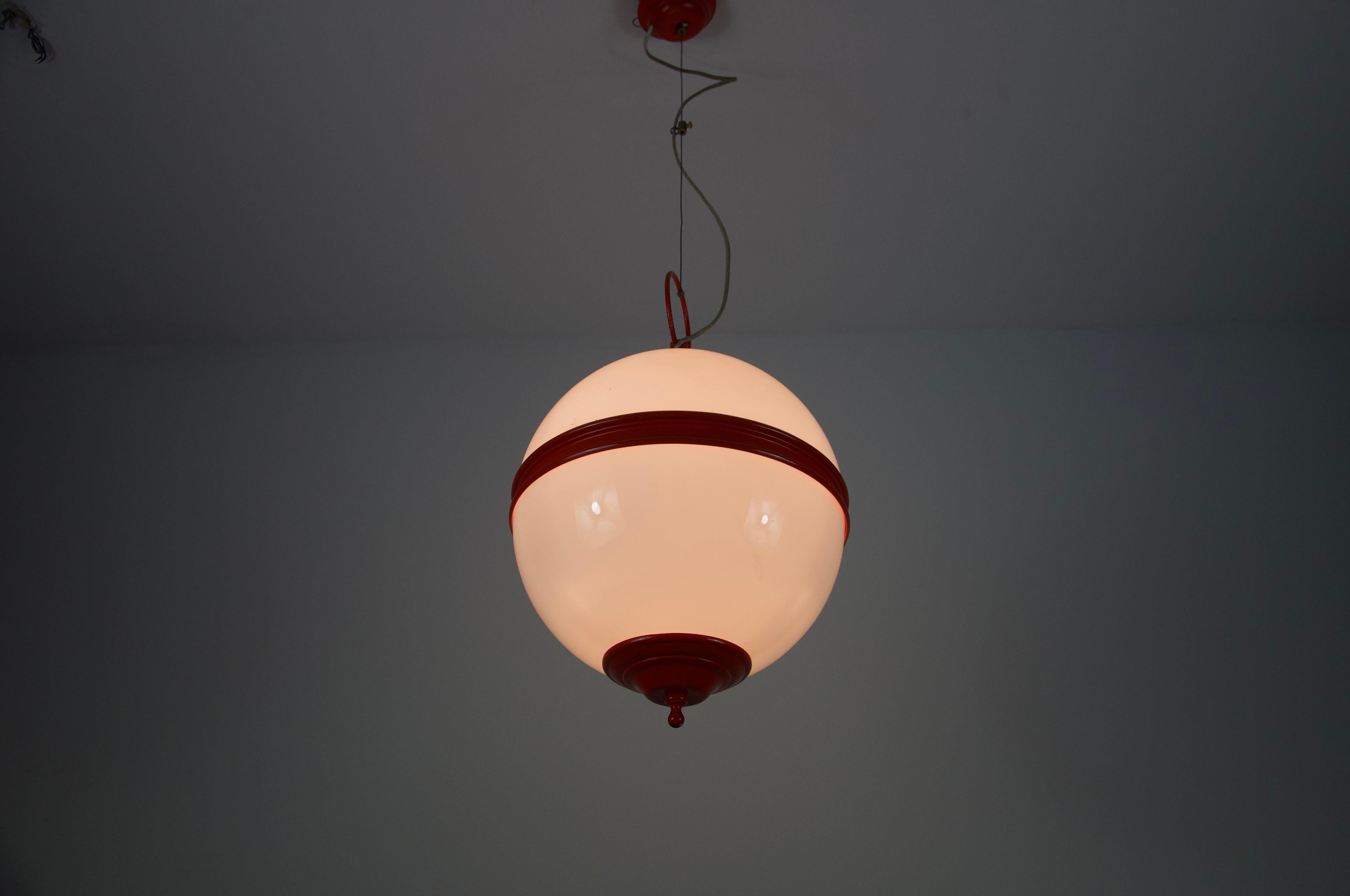 Metallo Lampada da soffitto di metà secolo in metallo rosso e vetro opalino, Italia, anni '60 in vendita