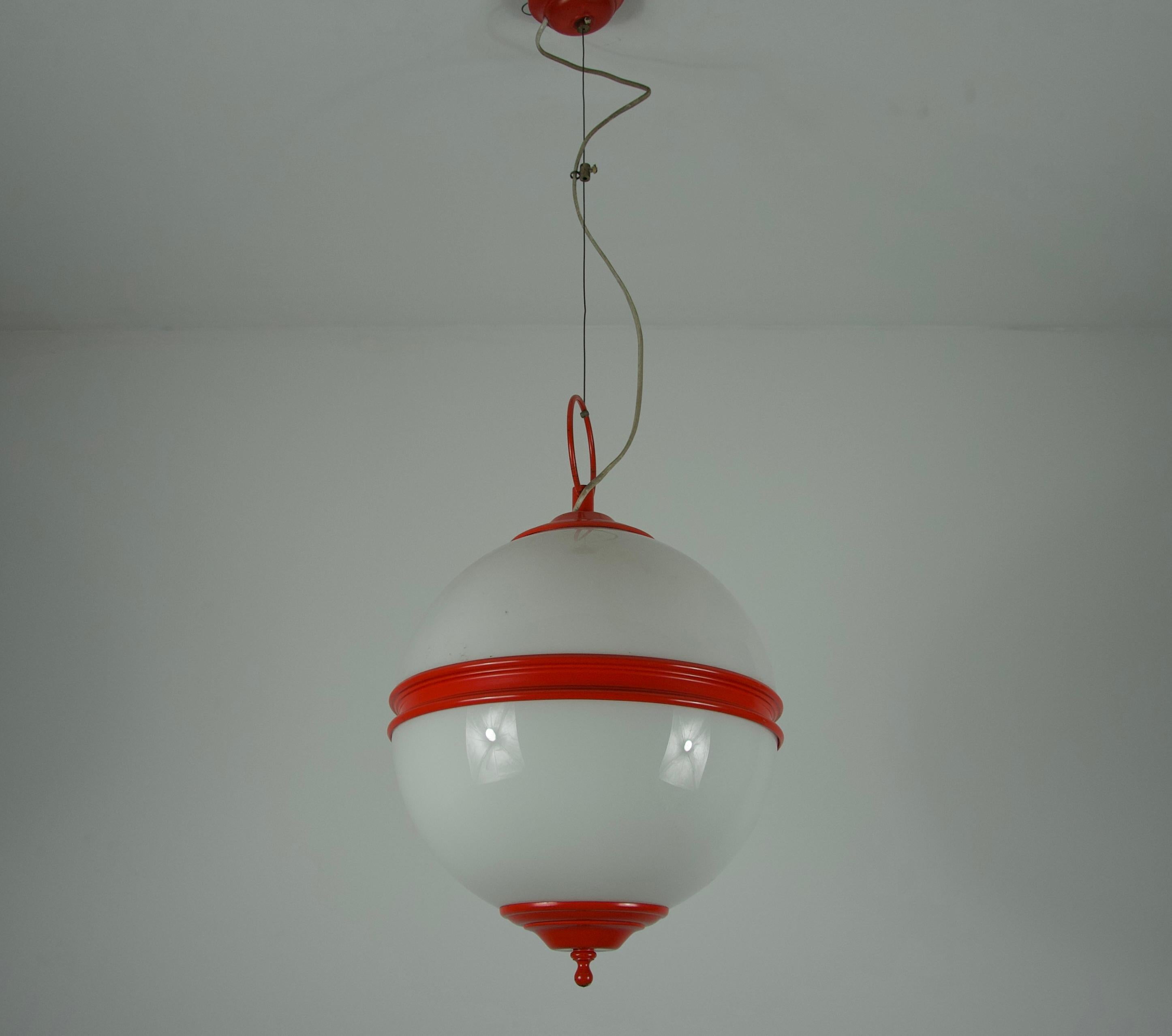 Lampada da soffitto di metà secolo in metallo rosso e vetro opalino, Italia, anni '60 in vendita 1