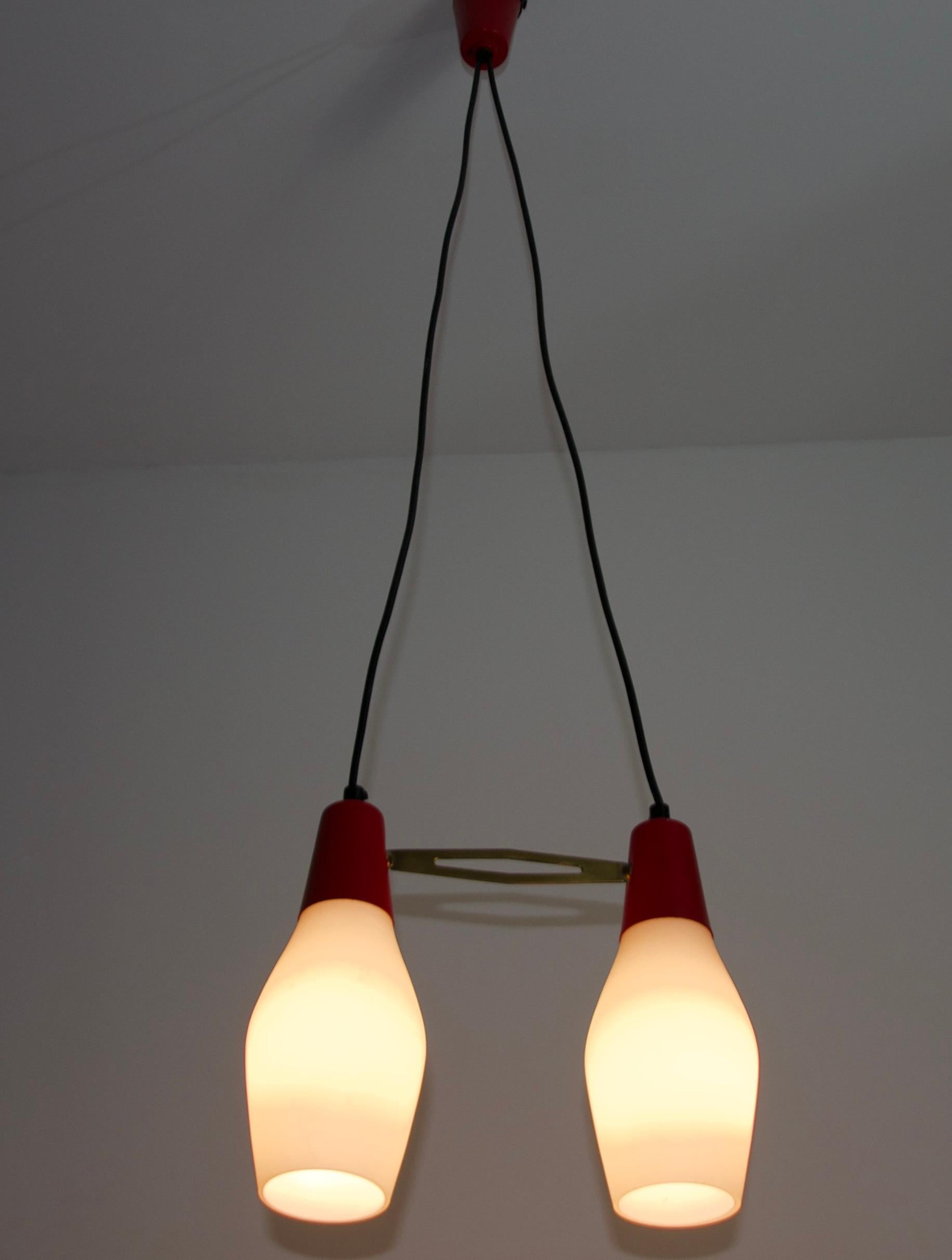 Lampada da soffitto di metà secolo in metallo rosso e vetro opalino, Italia, anni '60 in vendita 1