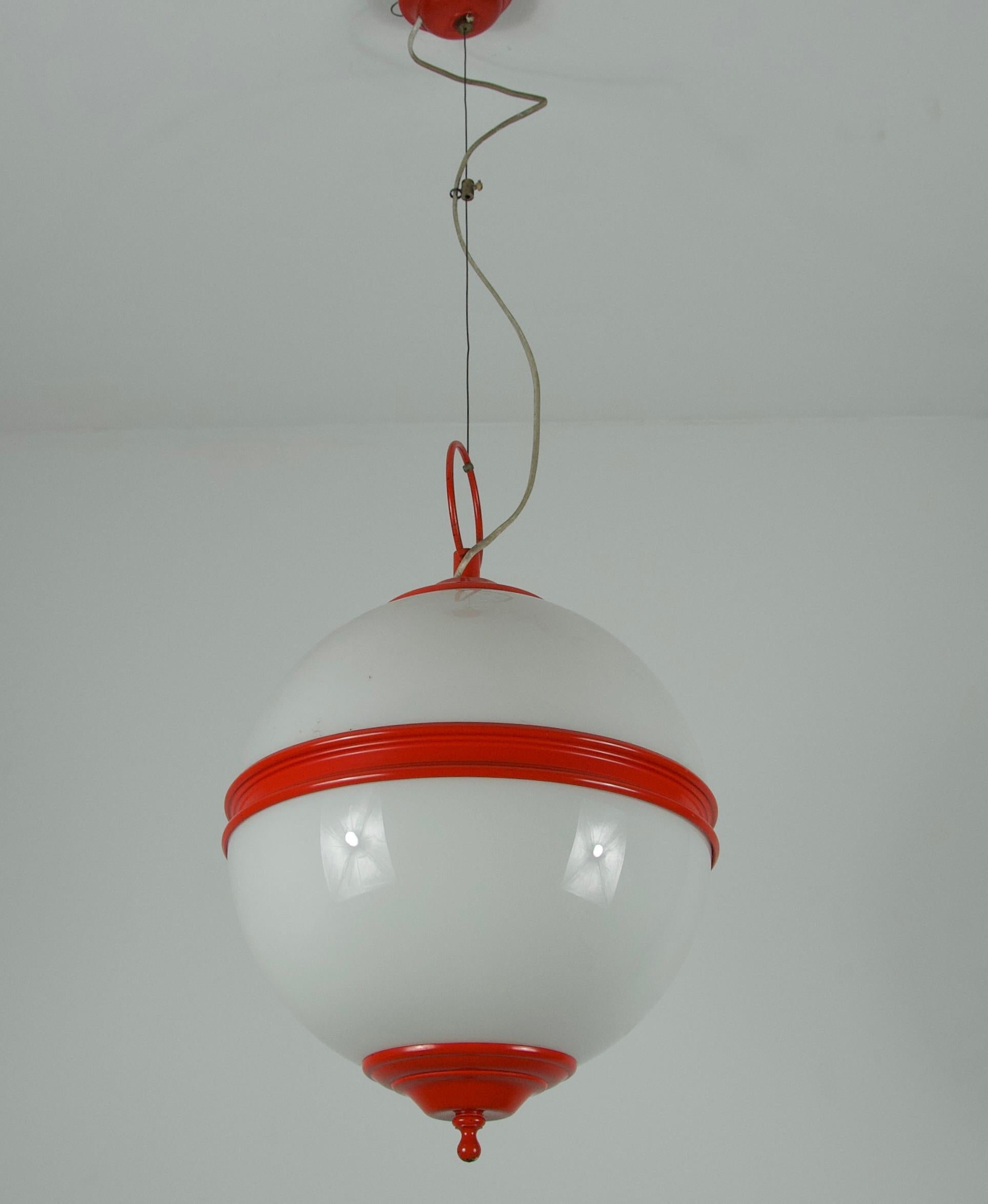 Lampada da soffitto di metà secolo in metallo rosso e vetro opalino, Italia, anni '60 in vendita 2