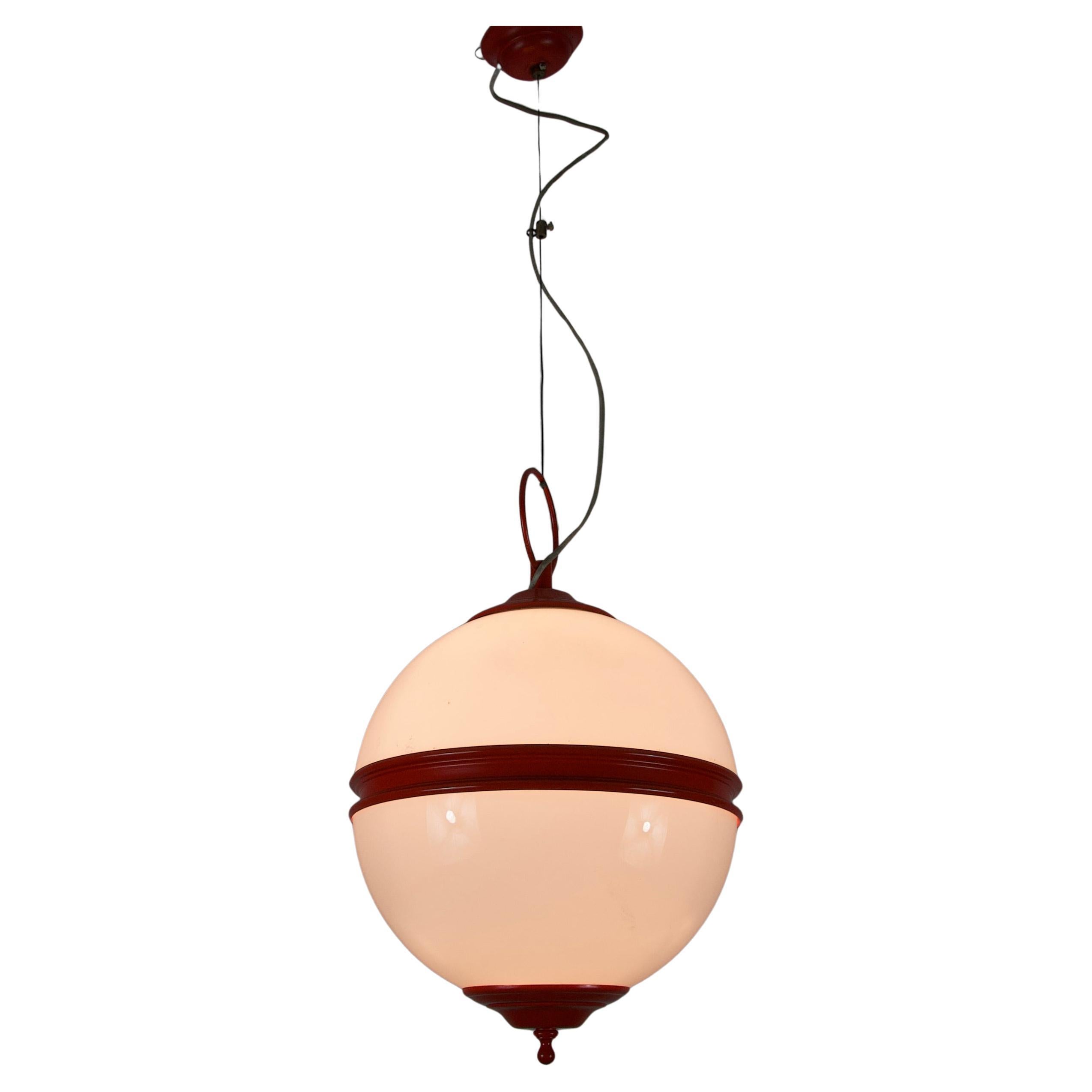 Lampada da soffitto di metà secolo in metallo rosso e vetro opalino, Italia, anni '60