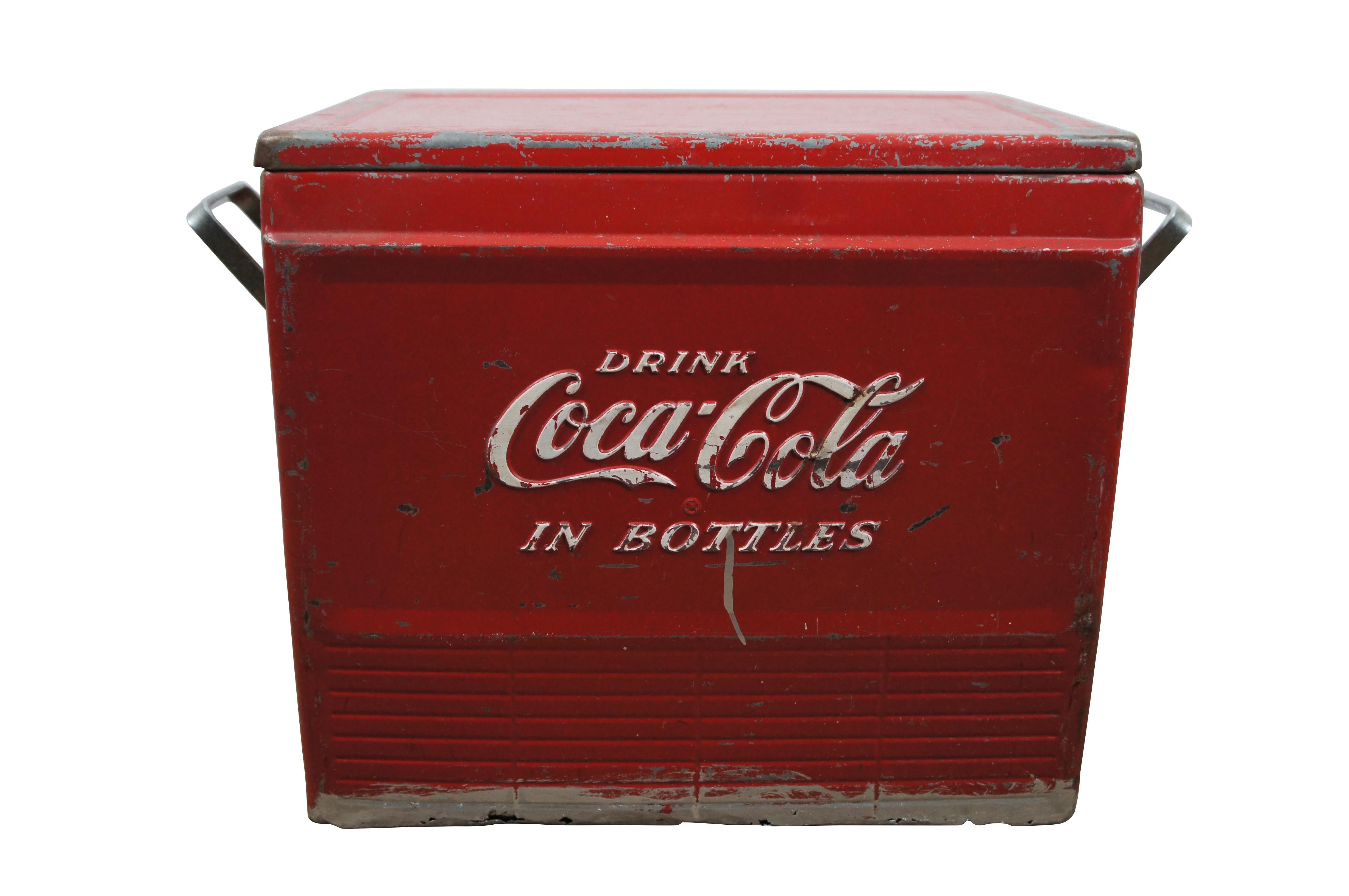 Mid-Century Modern Refroidisseur à boissons Coca Cola en métal rouge du milieu du siècle avec plateau de 20 pouces en vente