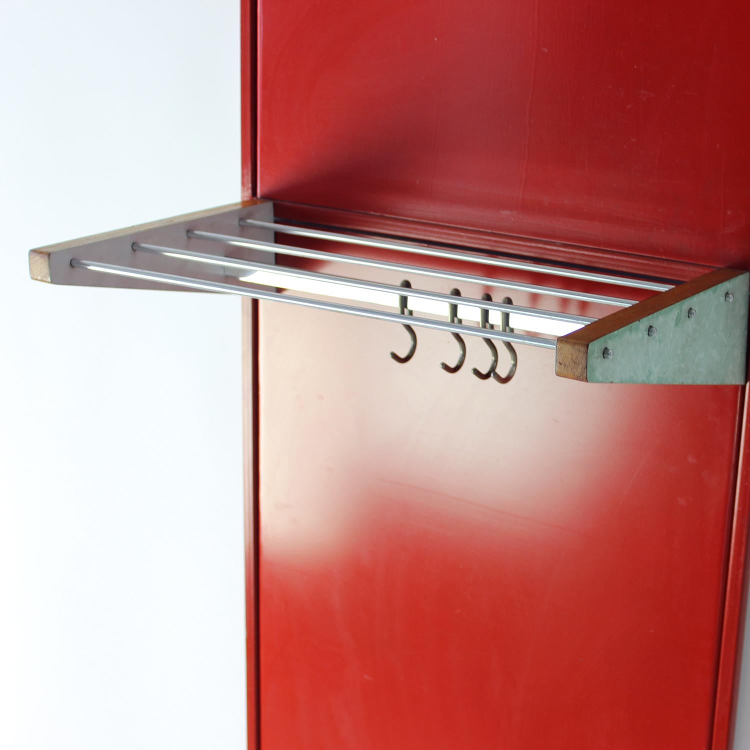 Mid Century Red Metal Hallway Hanger Wall, Czechoslovakia 1950s For Sale 2