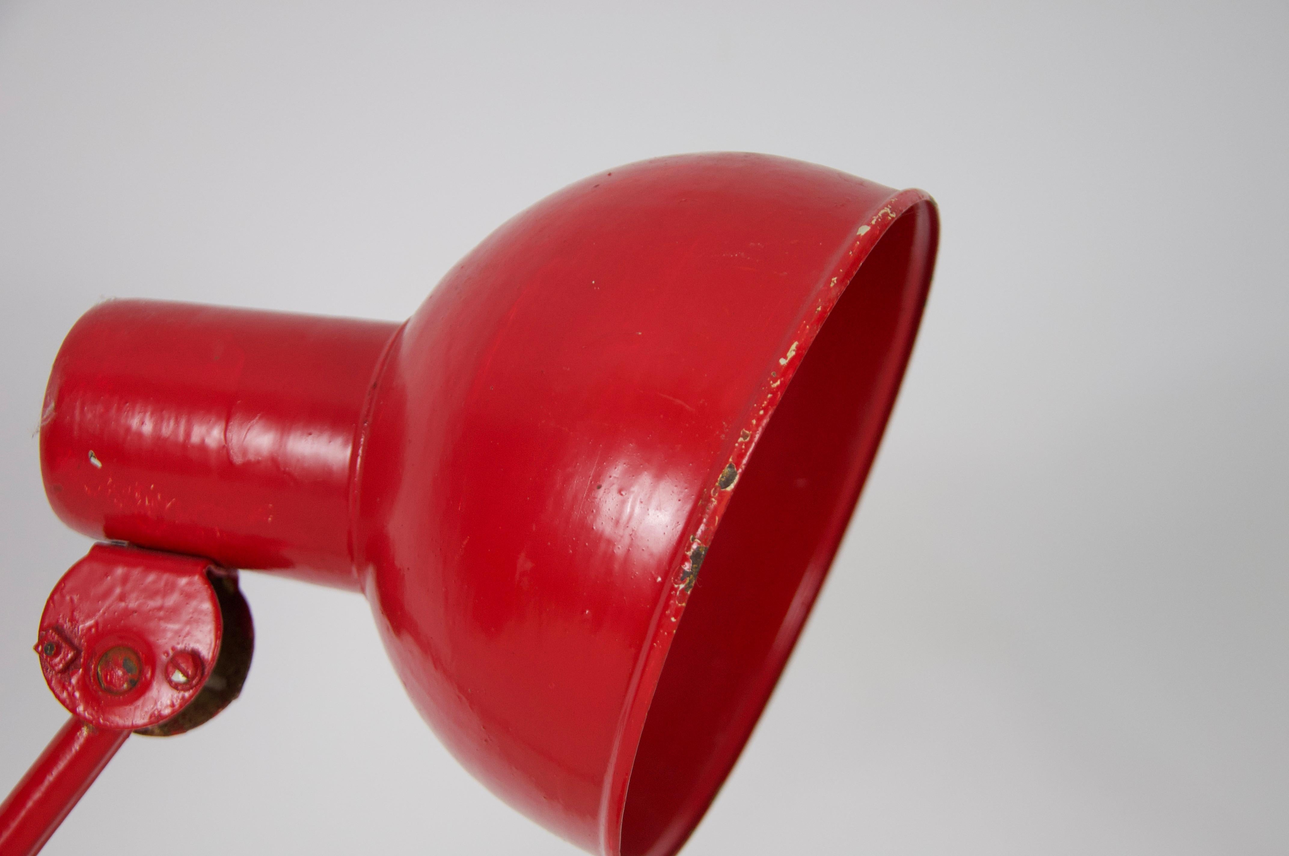 Lámpara de sobremesa de metal rojo Mid Century by Kaiser, Años 60, Alemania en venta 3