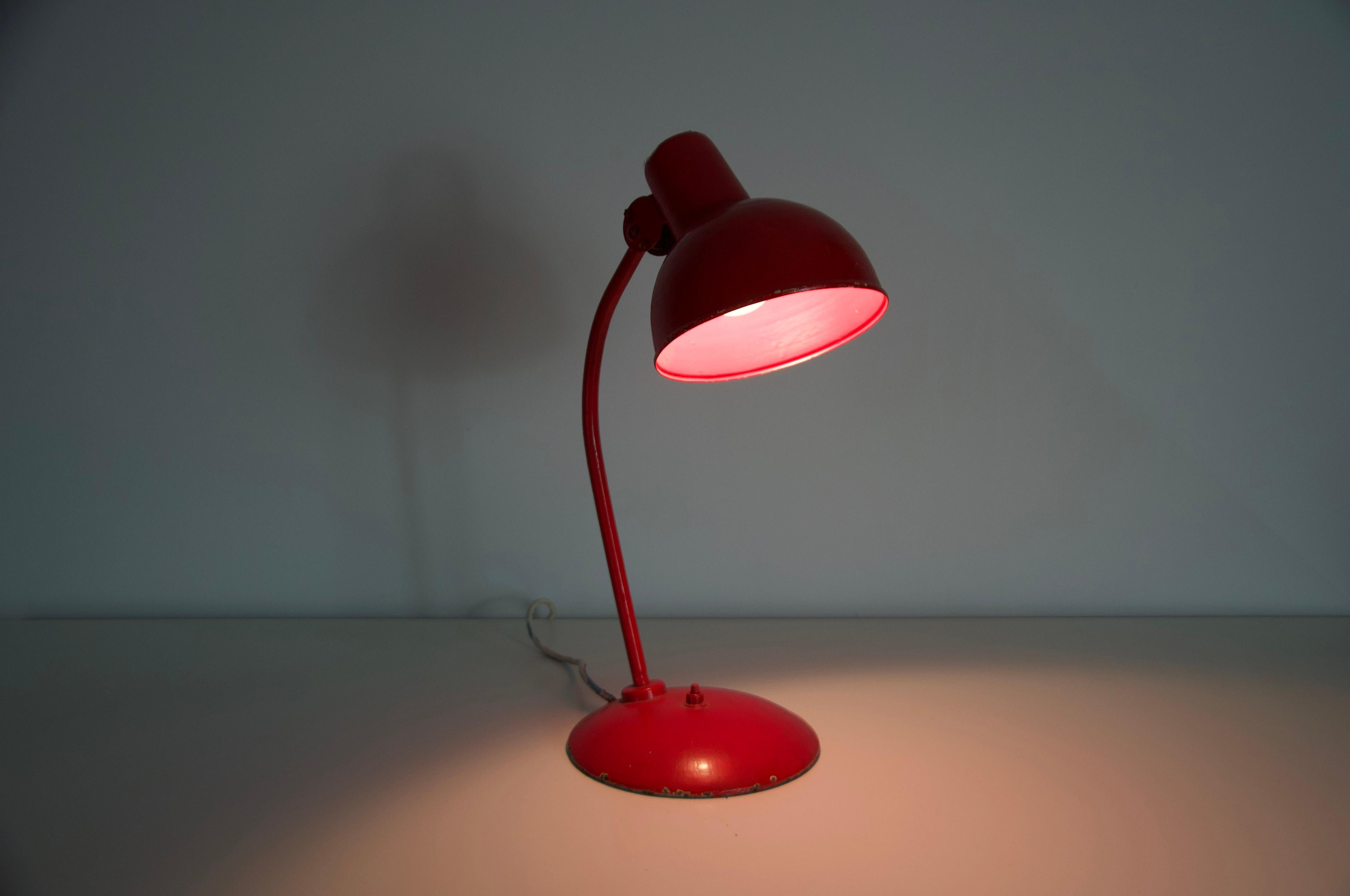 Lámpara de sobremesa de metal rojo Mid Century by Kaiser, Años 60, Alemania Moderno de mediados de siglo en venta