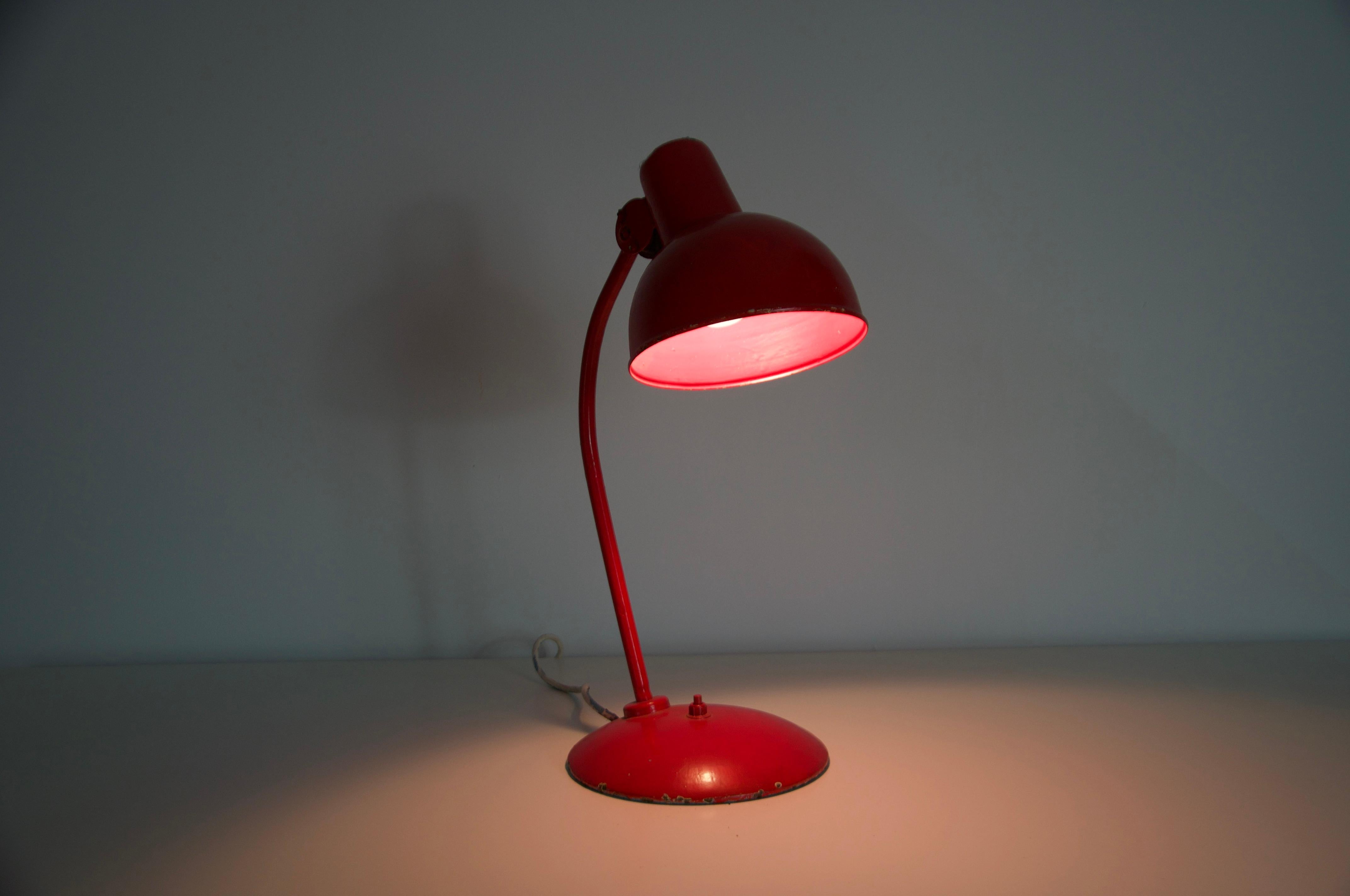 Lámpara de sobremesa de metal rojo Mid Century by Kaiser, Años 60, Alemania en Bueno estado para la venta en Hagenbach, DE