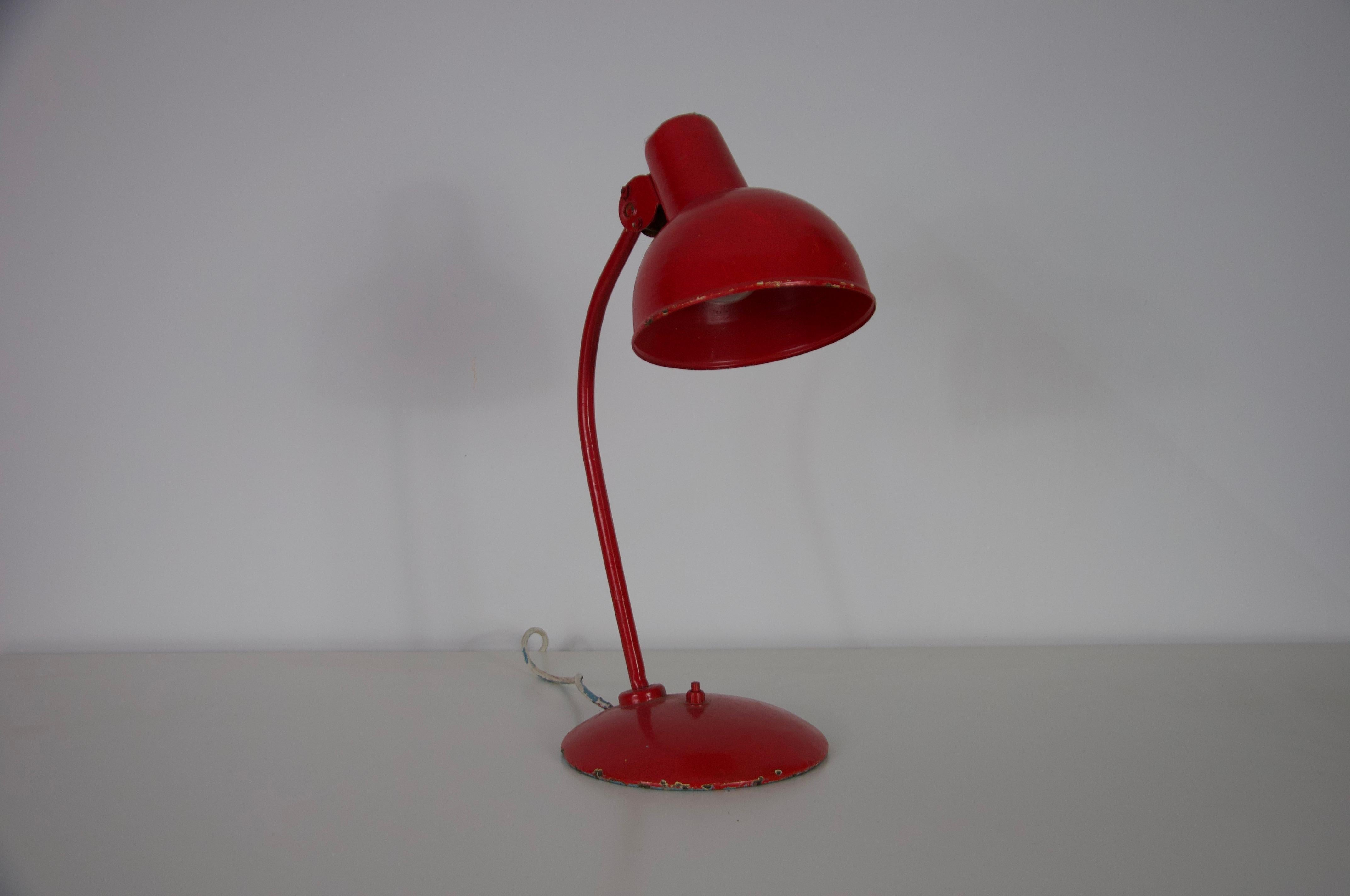 Lámpara de sobremesa de metal rojo Mid Century by Kaiser, Años 60, Alemania mediados del siglo XX en venta