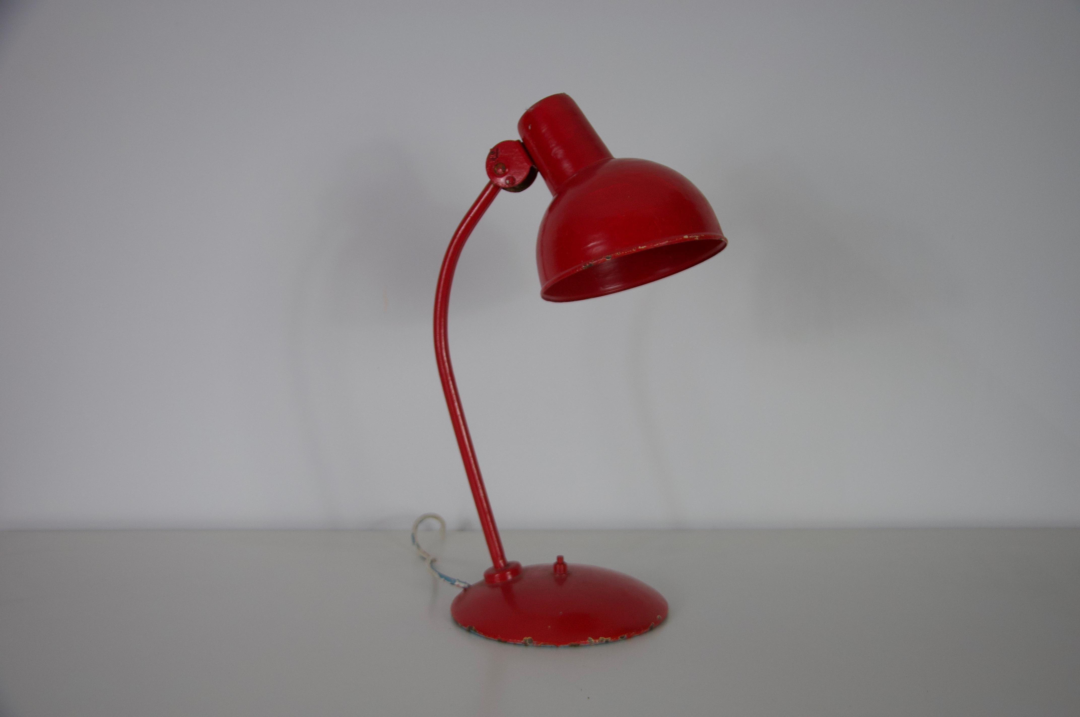 Lámpara de sobremesa de metal rojo Mid Century by Kaiser, Años 60, Alemania Metal en venta
