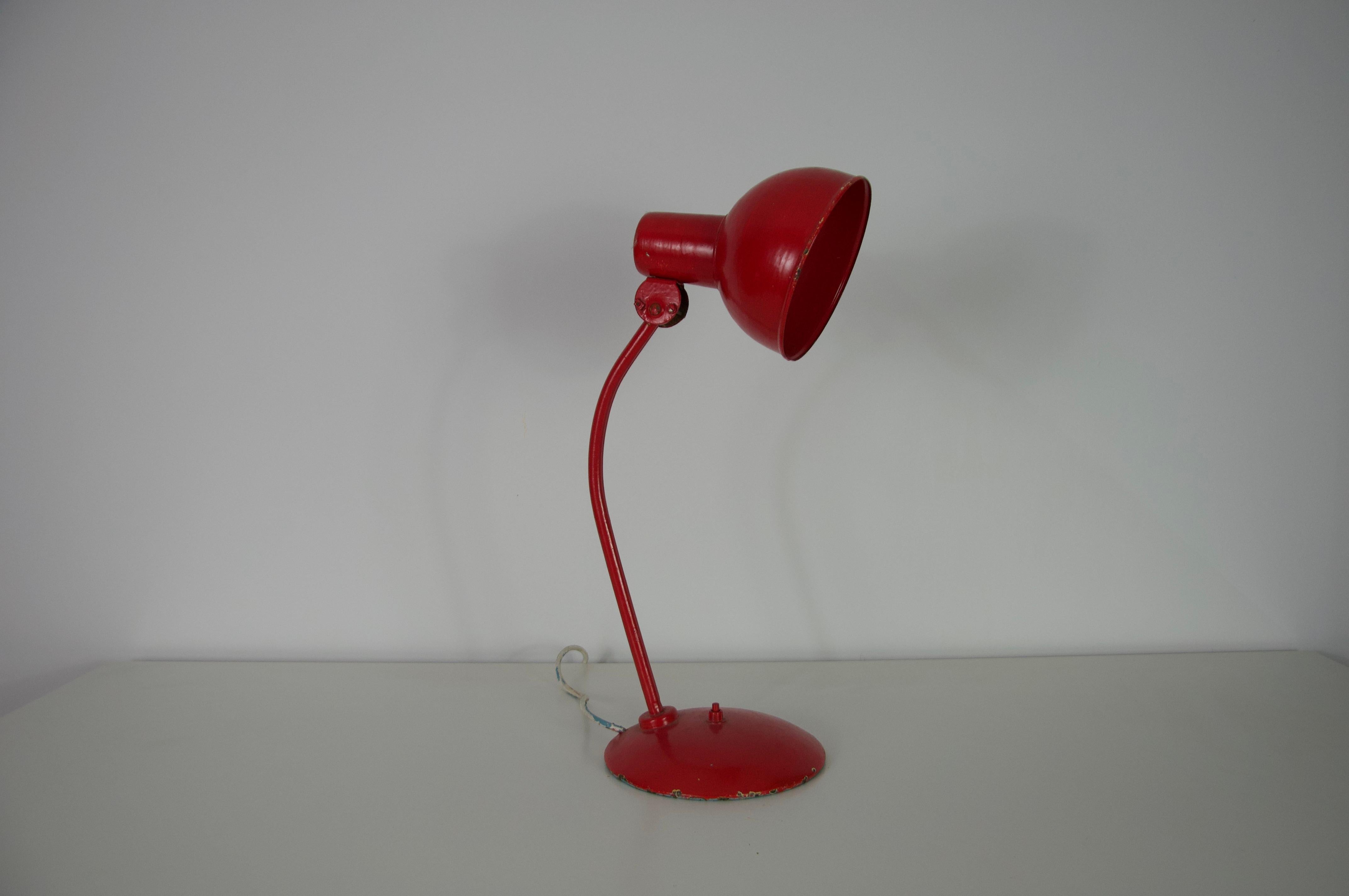 Lámpara de sobremesa de metal rojo Mid Century by Kaiser, Años 60, Alemania en venta 1