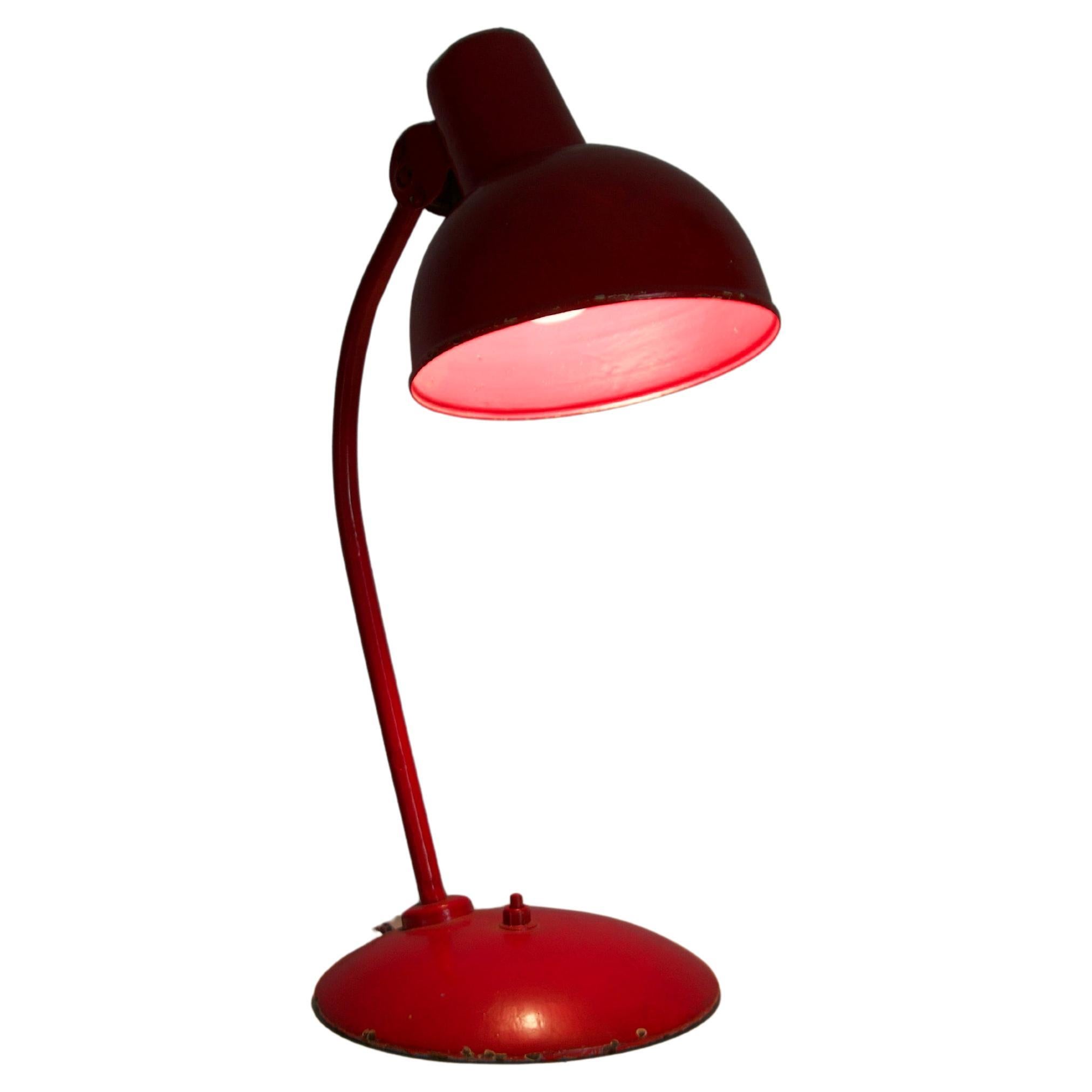 Lámpara de sobremesa de metal rojo Mid Century by Kaiser, Años 60, Alemania en venta