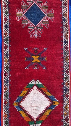 Tappeto tribale marocchino vintage o runner rosso vibrante e accenti di blu e bianco