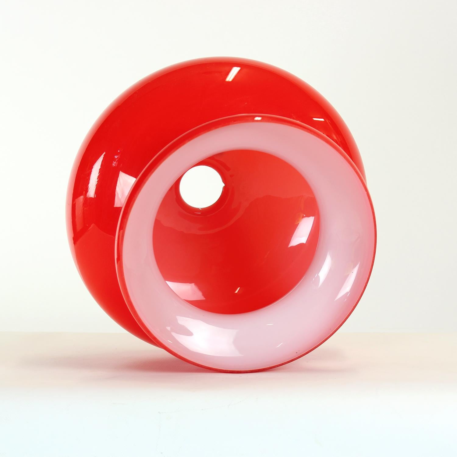 Mid Century Red Opaline Glass Ceiling Light Shade By Opp Jihlava, Tschechoslowakei im Zustand „Gut“ im Angebot in Zohor, SK