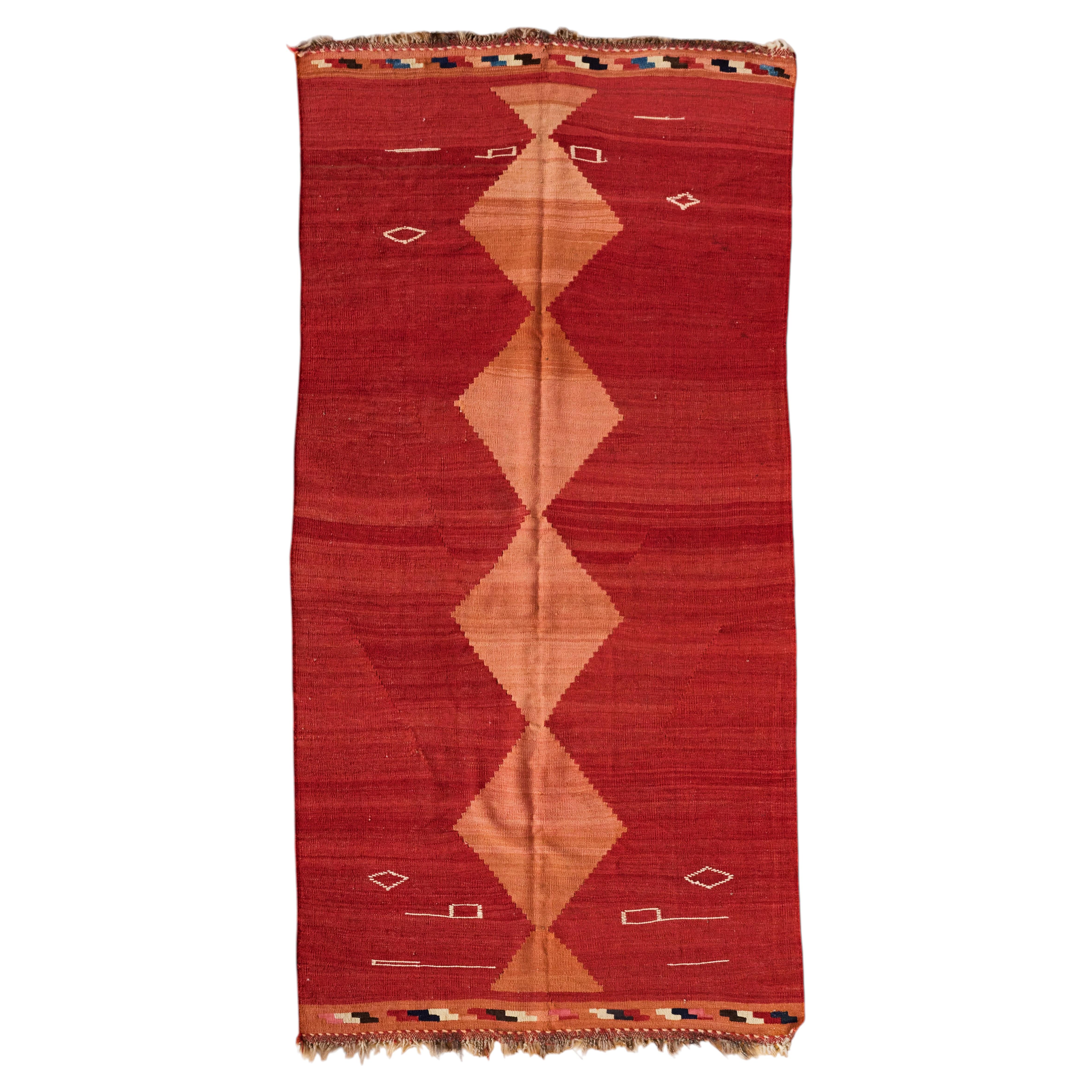 Kilim tribal monocromo de lana de Shahsevan, alfombra MCM minimalista en tonos rojo-naranja, hacia 1950