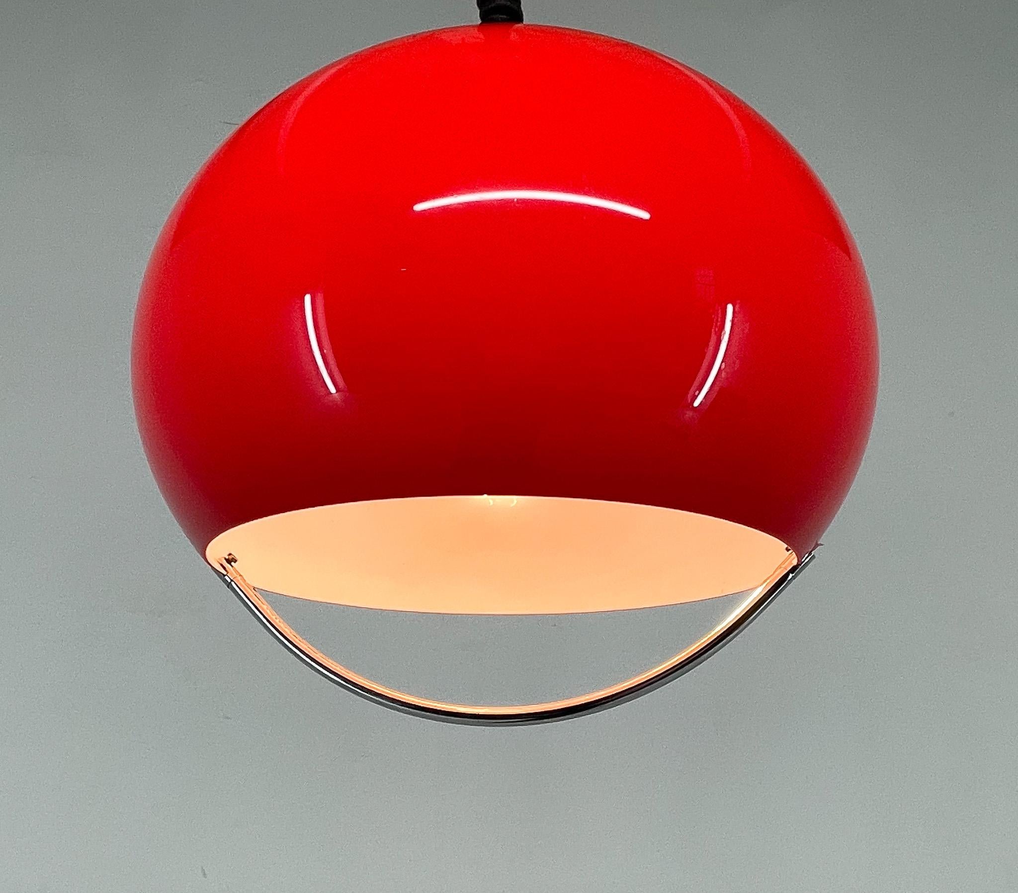Vintage adjustable, space age pendant, designed by Harvey Guzzini for Meblo in the 1970s. Made in red colour with chrome handle. Good vintage condition. The max hight when fully stretched is 135 cm.