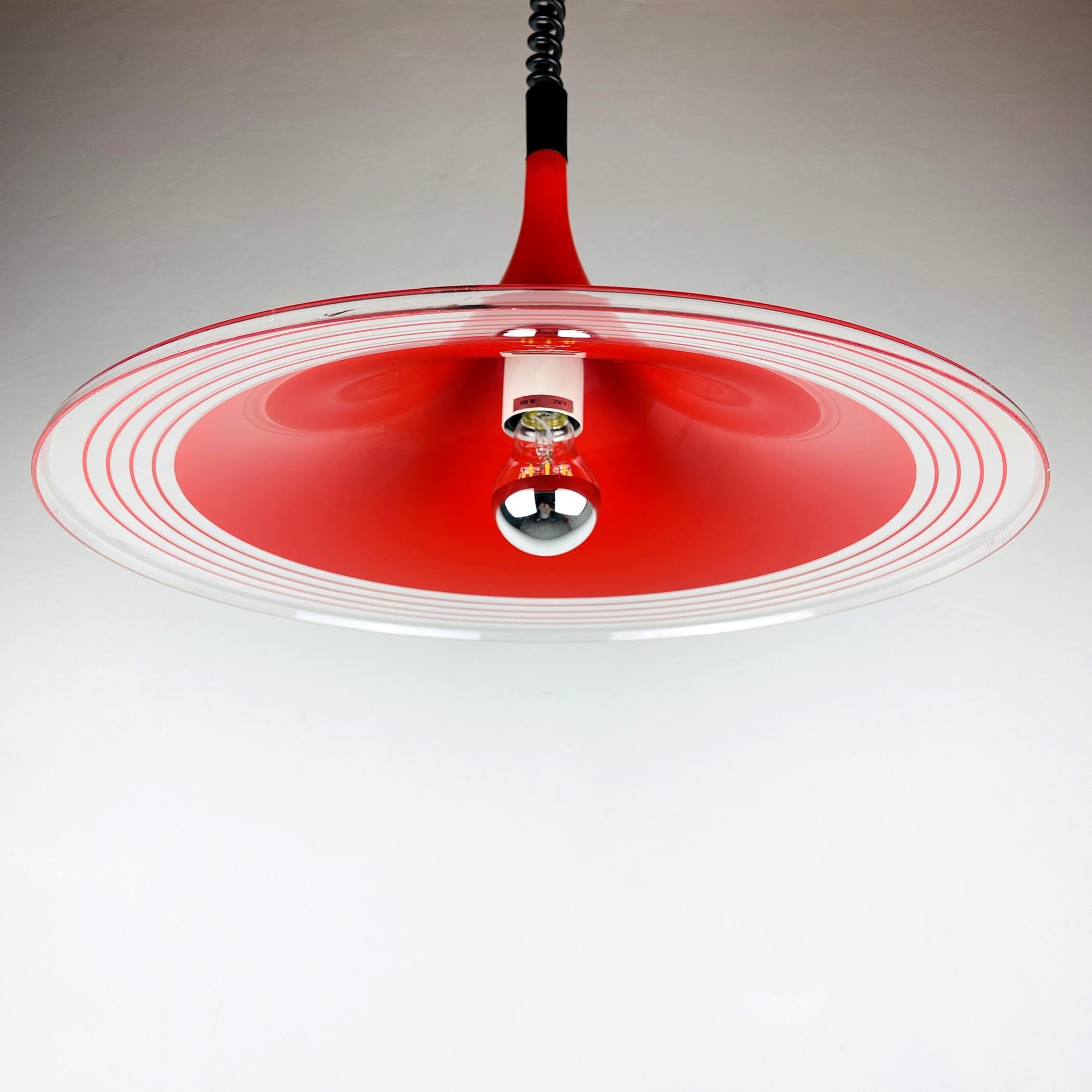 Lampada a sospensione rossa Albatros di Meblo, prodotta in Jugoslavia negli anni '70.
Realizzato in plastica. Il meccanismo di sollevamento funziona perfettamente. Puoi appenderlo a qualsiasi altezza (60-150 cm). Le condizioni della lampada sono