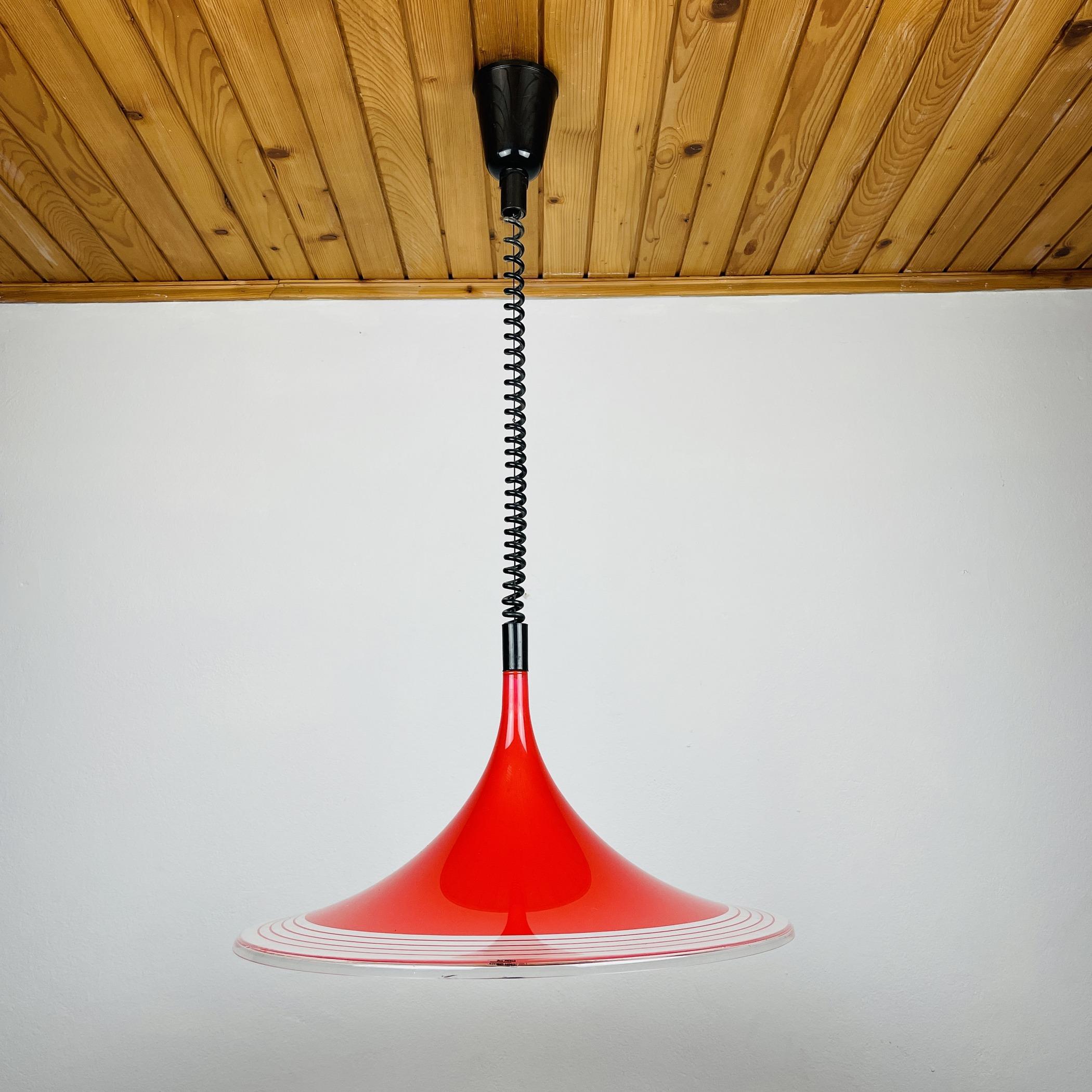 Lampada a sospensione in plastica rossa della metà del secolo scorso Albatros Meblo Yugoslavia anni '70 in vendita 2