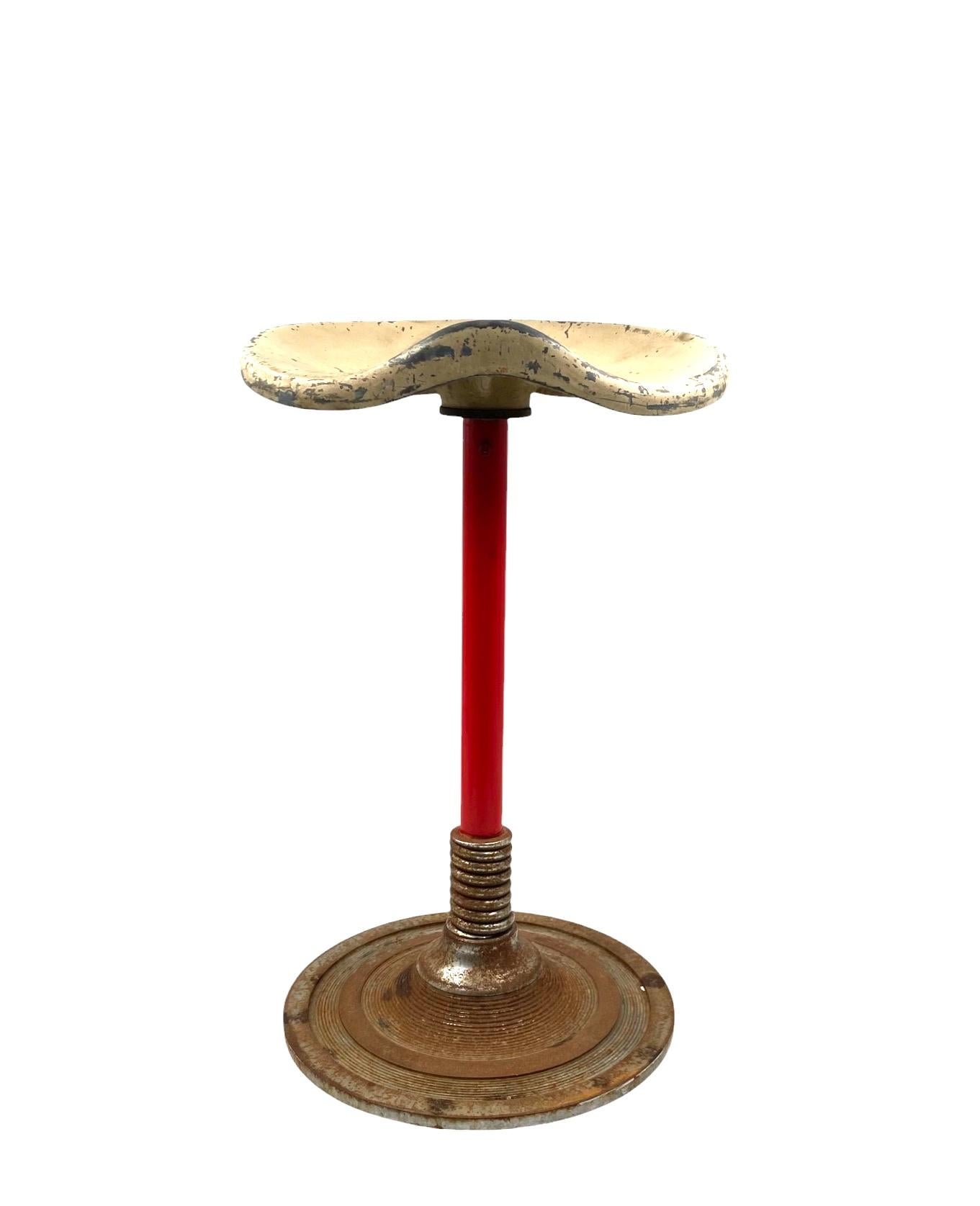 Roter Hocker aus der Mitte des Jahrhunderts, Frankreich 1950er Jahre im Angebot 3
