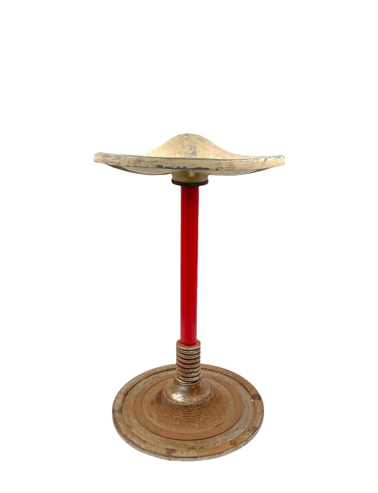 Roter Hocker aus der Mitte des Jahrhunderts, Frankreich 1950er Jahre im Angebot 4